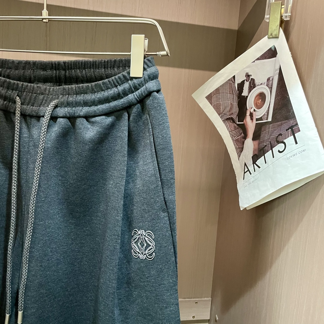 Loewe 2025秋冬最新休闲裤 潮人必备 版型超赞，能很好的修复各种腿型，非常个性！柔软排汗，舒适度