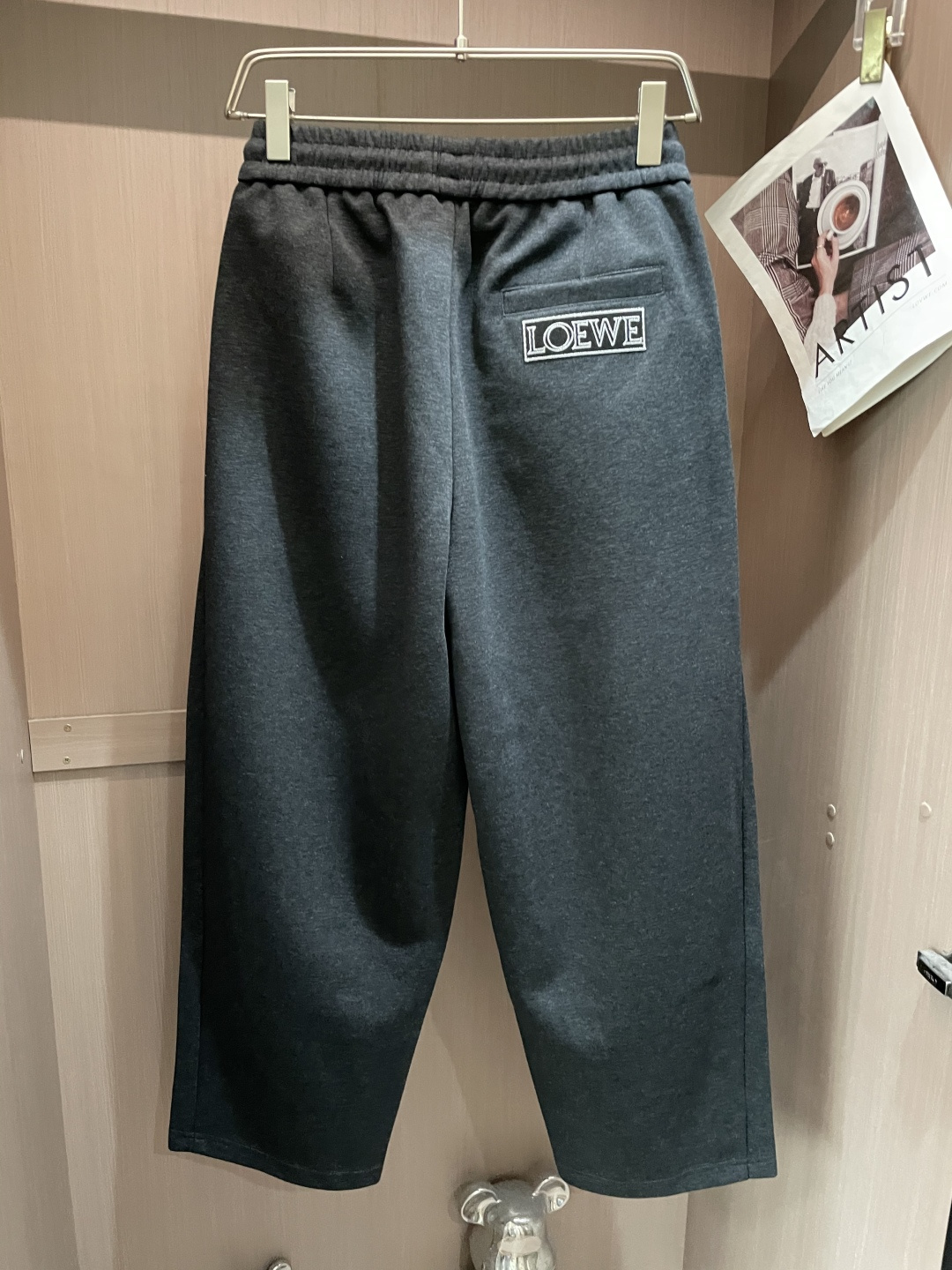 Loewe 2025秋冬最新休闲裤 潮人必备 版型超赞，能很好的修复各种腿型，非常个性！柔软排汗，舒适度