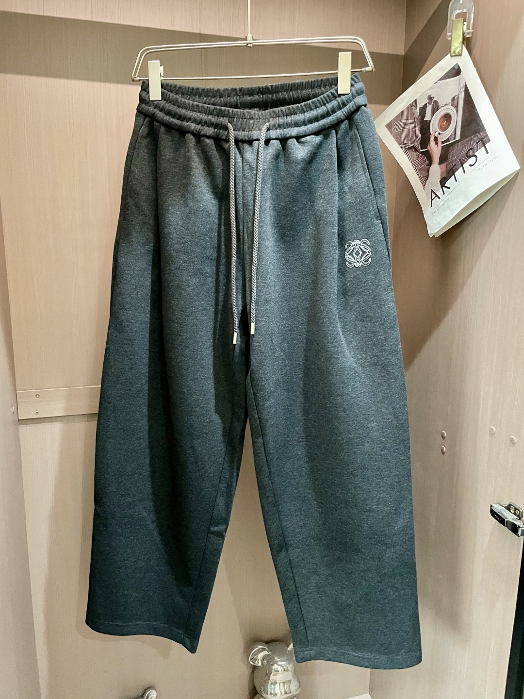 Loewe 2025秋冬最新休闲裤 潮人必备 版型超赞，能很好的修复各种腿型，非常个性！柔软排汗，舒适度