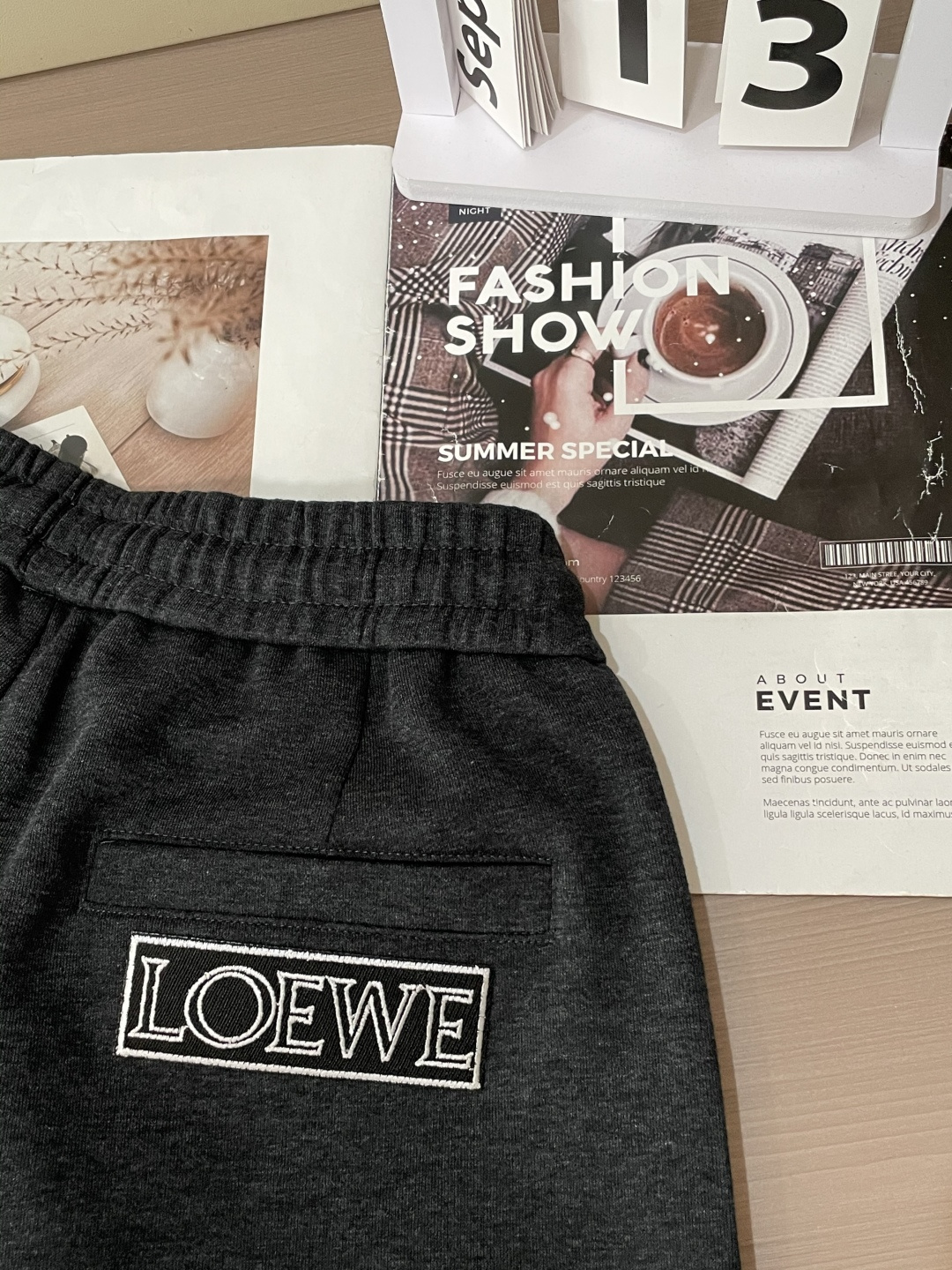 Loewe 2025秋冬最新休闲裤 潮人必备 版型超赞，能很好的修复各种腿型，非常个性！柔软排汗，舒适度