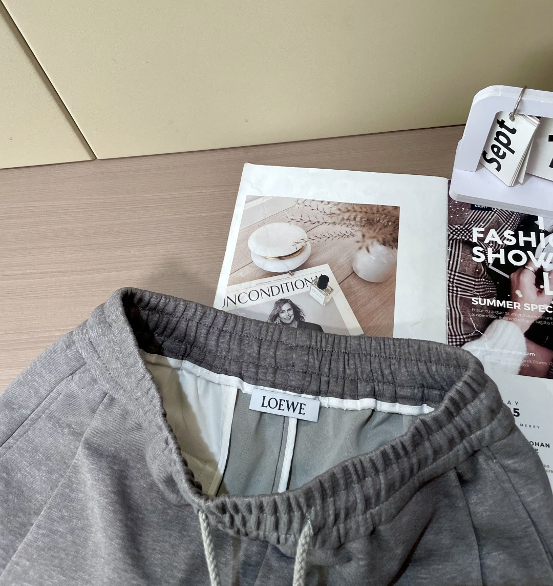 Loewe 2025秋冬最新休闲裤 潮人必备 版型超赞，能很好的修复各种腿型，非常个性！柔软排汗，舒适度