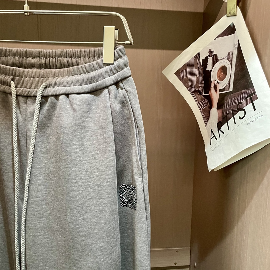 Loewe 2025秋冬最新休闲裤 潮人必备 版型超赞，能很好的修复各种腿型，非常个性！柔软排汗，舒适度