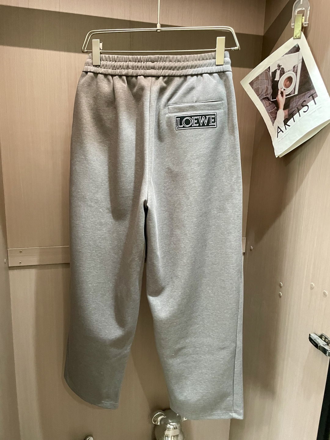 Loewe 2025秋冬最新休闲裤 潮人必备 版型超赞，能很好的修复各种腿型，非常个性！柔软排汗，舒适度