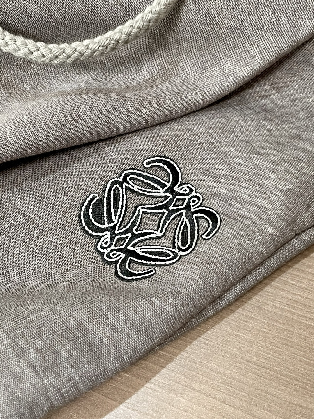 Loewe 2025秋冬最新休闲裤 潮人必备 版型超赞，能很好的修复各种腿型，非常个性！柔软排汗，舒适度