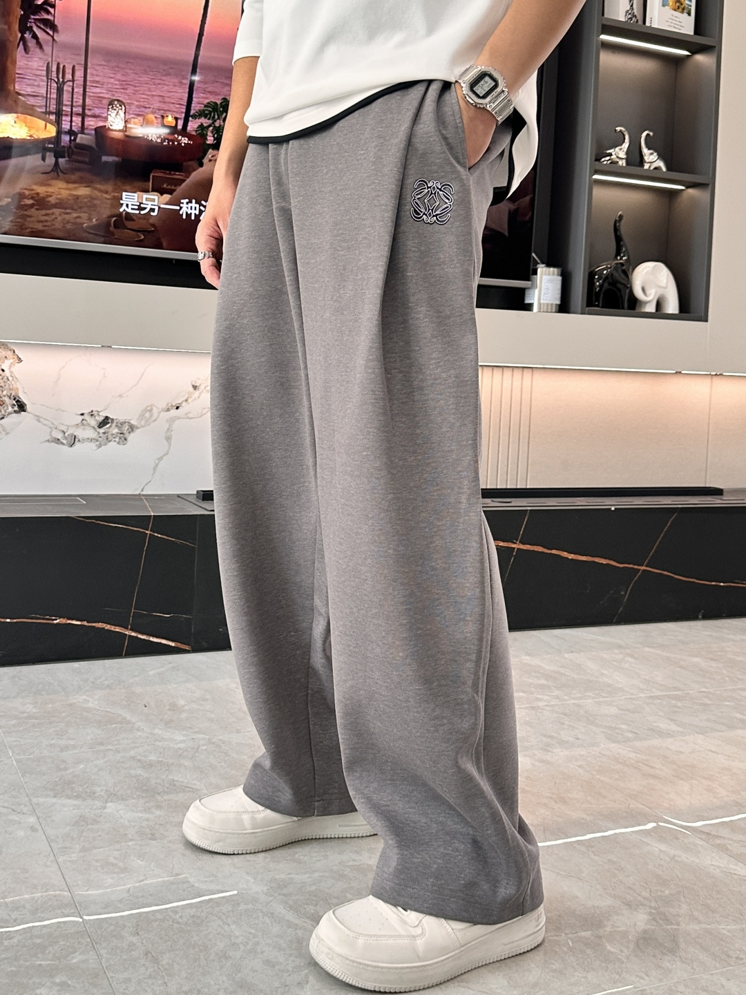 Loewe 2025秋冬最新休闲裤 潮人必备 版型超赞，能很好的修复各种腿型，非常个性！柔软排汗，舒适度