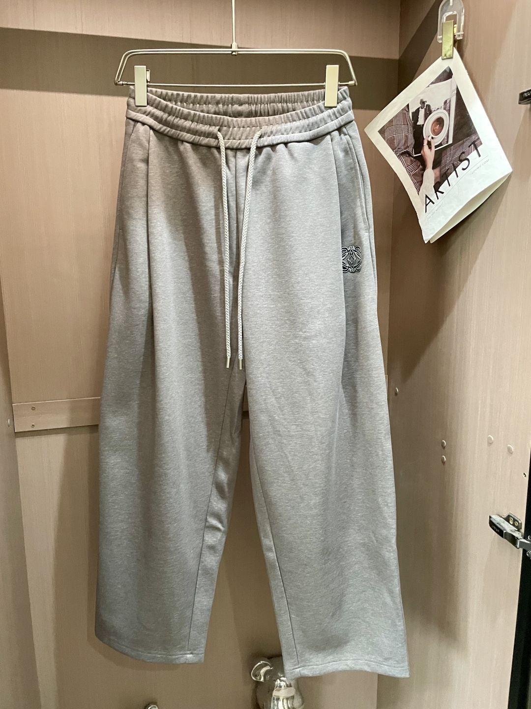 Loewe 2025秋冬最新休闲裤 潮人必备 版型超赞，能很好的修复各种腿型，非常个性！柔软排汗，舒适度