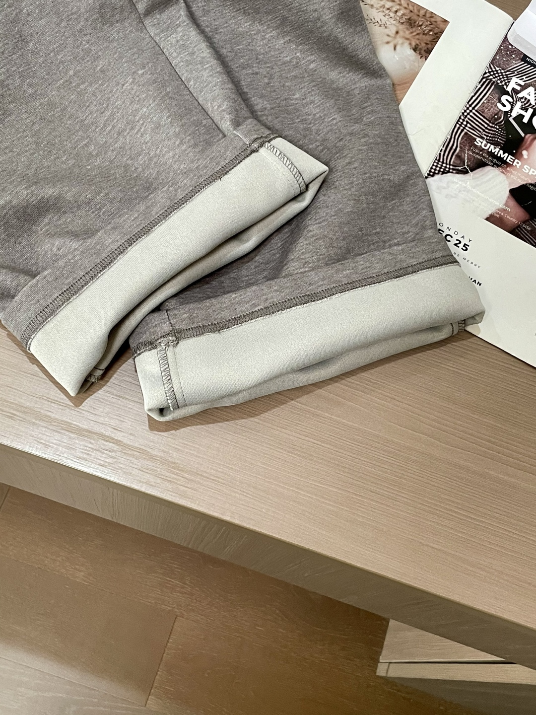 Loewe 2025秋冬最新休闲裤 潮人必备 版型超赞，能很好的修复各种腿型，非常个性！柔软排汗，舒适度