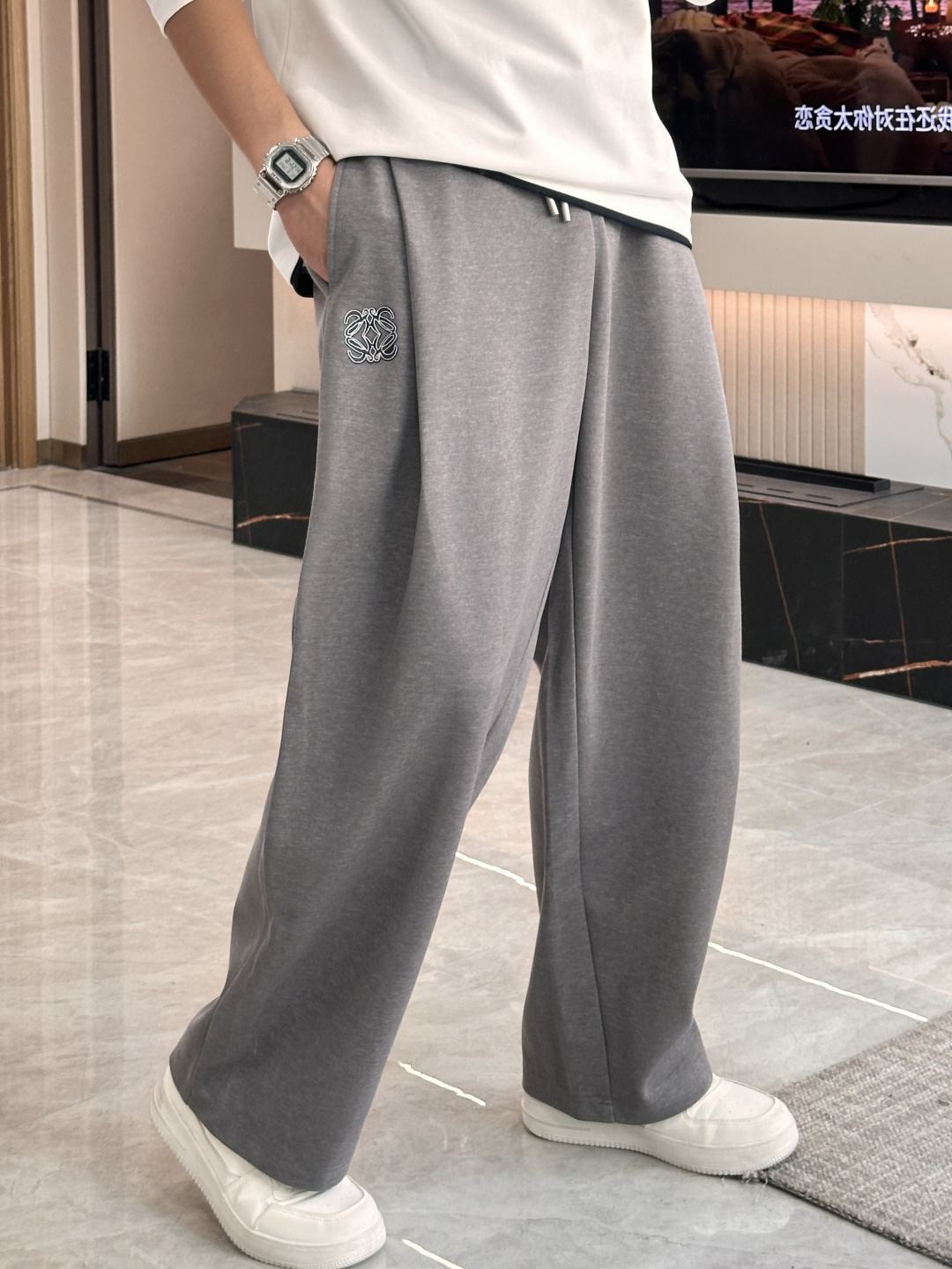 Loewe 2025秋冬最新休闲裤 潮人必备 版型超赞，能很好的修复各种腿型，非常个性！柔软排汗，舒适度