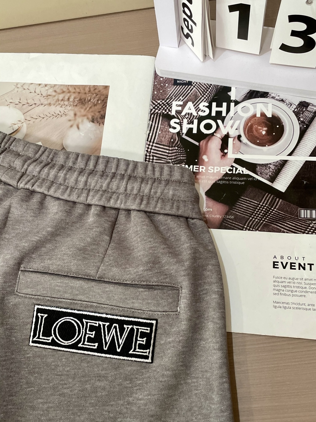 Loewe 2025秋冬最新休闲裤 潮人必备 版型超赞，能很好的修复各种腿型，非常个性！柔软排汗，舒适度