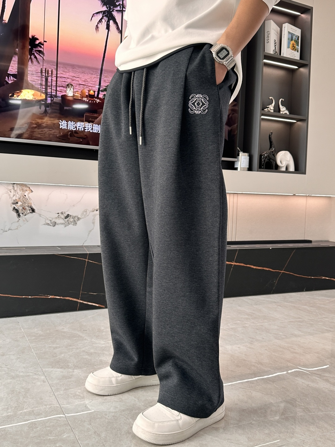 Loewe 2025秋冬最新休闲裤 潮人必备 版型超赞，能很好的修复各种腿型，非常个性！柔软排汗，舒适度