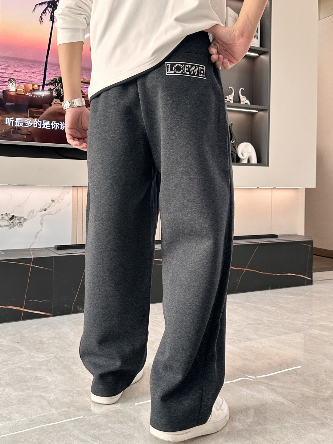 Loewe 2025秋冬最新休闲裤 潮人必备 版型超赞，能很好的修复各种腿型，非常个性！柔软排汗，舒适度