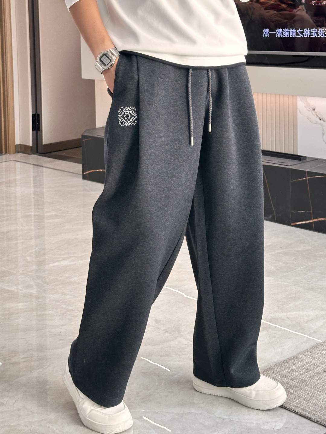 NO:525338,Loewe's latest casual pants in autumn and winter, a must-have for trendy people. The style is excellent and can repair various leg shapes very well. It is very personal!  Soft and sweat-relieving, extremely comfortable. Customized elastic rubber at the waist of the trouser legs and original auxiliary materials. The upper body is sports and casual, and it is necessary to go out for leisure and travel. Size 29-36,,loewe,alexander wang19860909Loewe 秋冬最新休闲裤 潮人必备 版型超赞,能很好的修复各种腿型,非常个性！柔软排汗,舒适度极高.裤腿腰部订制松紧橡筋、原版辅料细节.上身运动休闲时尚,出街休闲、外出旅游必备. 尺码29-36,,loewe,alexander wang,Men's clothing