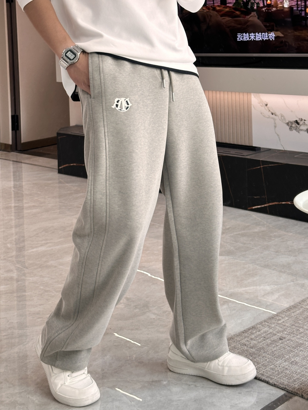 NO:525341,Dior's latest casual pants in autumn and winter, a must-have for trendy people. The style is excellent and can repair various leg shapes very well. It is very personal!  Soft and sweat-relieving, extremely comfortable. Customized elastic rubber at the waist of the trouser legs and original auxiliary materials. The upper body is sports and casual and fashionable, and is essential for leisure and traveling. Size 29-36,,dior,alexander wang19860909Dior 秋冬最新休闲裤 潮人必备 版型超赞,能很好的修复各种腿型,非常个性！柔软排汗,舒适度极高.裤腿腰部订制松紧橡筋、原版辅料细节.上身运动休闲时尚,出街休闲、外出旅游必备. 尺码29-36,,dior,alexander wang,Men's clothing