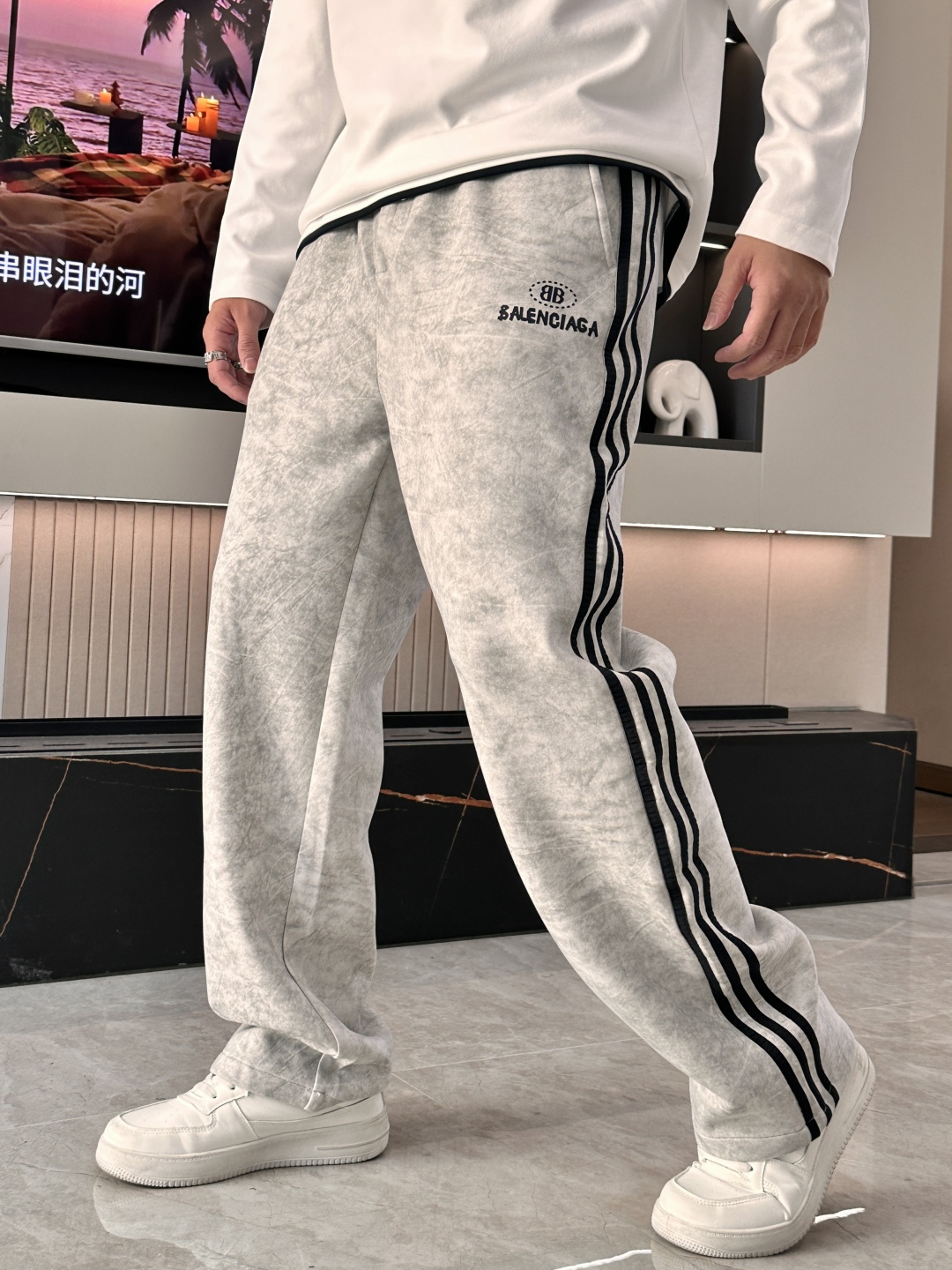 NO:525344,Balenciaga, the latest casual pants in autumn and winter, must-have for trendy people. The style is excellent and can repair various leg shapes very well. It is very personal!  Soft and sweat-relieving, extremely comfortable. Customized elastic rubber at the waist of the trouser legs and original auxiliary materials. The upper body is sports and casual, and it is necessary to go out for leisure and travel. Size 29-36,,balenciaga,alexander wang19860909巴黎世家 秋冬最新休闲裤 潮人必备 版型超赞,能很好的修复各种腿型,非常个性！柔软排汗,舒适度极高.裤腿腰部订制松紧橡筋、原版辅料细节.上身运动休闲时尚,出街休闲、外出旅游必备. 尺码29-36,,balenciaga,alexander wang,Men's clothing