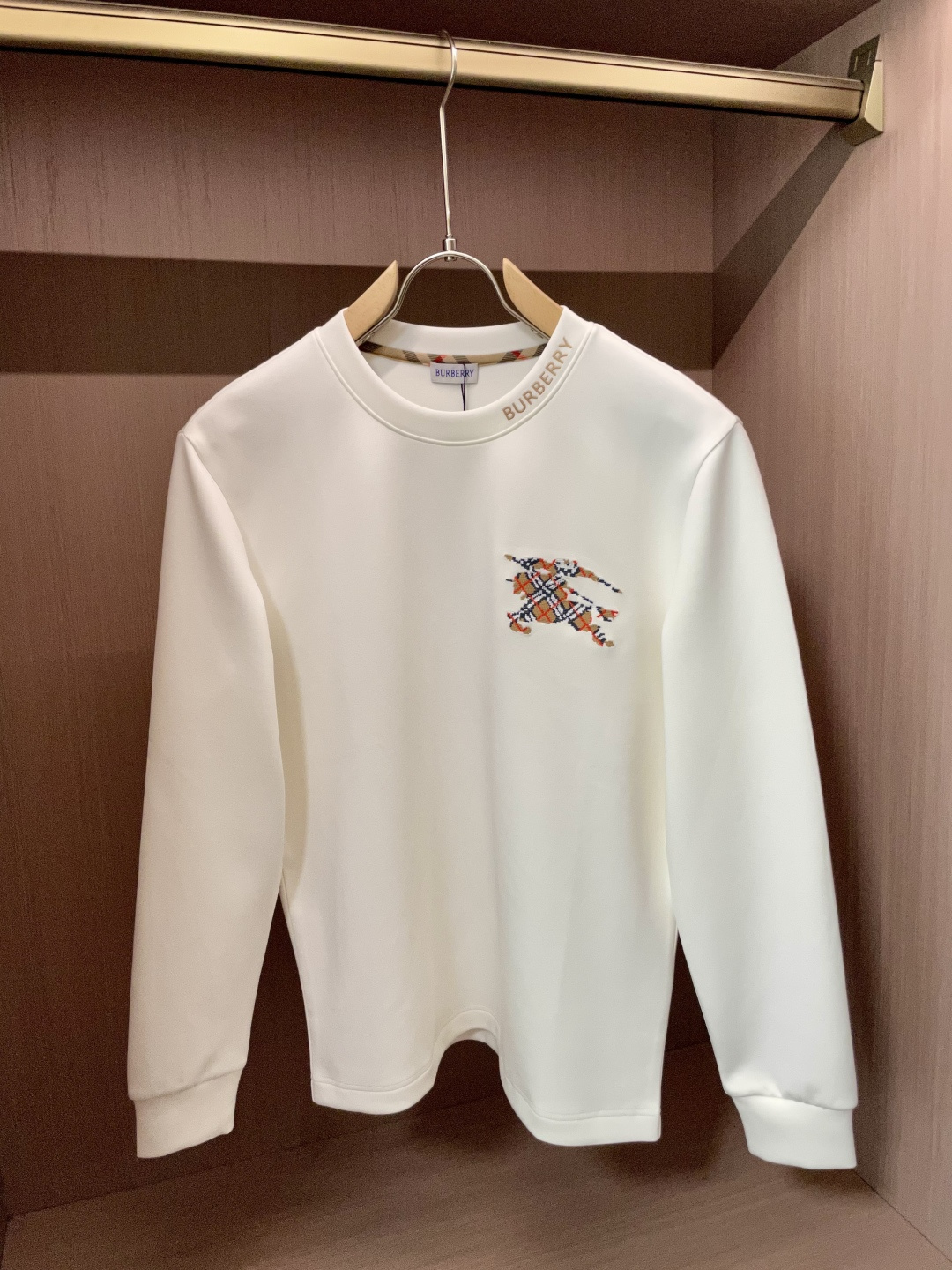 NO:527668,Bur autumn and winter counter new style, fashionable and casual base shirt, long-sleeved T-shirt, selected imported high-density double-sided cotton fabric, exquisite original logo, excellent comfort and breathability, excellent soft, wrinkle-resistant elasticity and drooping. Whether worn alone or in the inner wear, it is very handsome, which conforms to the practical dressing habits of men, pursues luxury, noble and elegant style, and creates extraordinary men's taste. The visual effect is very good, the grade is extremely high, simple and fashionable, and a must-have choice for casual business!  Code number M-3XL, burberry,tees, t-shirt,alexander wang19860909Bur 秋冬专柜新款 时尚休闲打底衫长袖T恤,精选进口高密度双面拉架棉面料,精致原版logo打造,舒适性与透气性兼优,柔软抗皱弹性和垂性极佳,无论是单穿或是内搭都是帅气十足,吻合了男性实用穿衣习惯,追求奢华高贵优雅风范,打造不凡男士品味,视觉效果非常赞,档次极高,简约时尚,休闲商务必备之选！ 码数M-3XL,,burberry,tees，t-shirt,alexander wang,Men's clothing