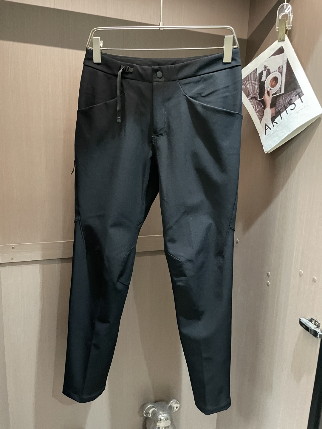 NO:527671,Archaeopteryx men's casual pants quick-drying fabric casual pants, the latest top-body style is invincible!  This pants are very versatile, elastic waist, and can be worn for daily work. They are the perfect combination of fashionable and leisure and outdoor sports, so whether you wear them normally or outdoors, they are your best choice. Extreme comfort and quick sweating are the most popular key points, improving the comfort of wearing and suitable for aerobics and trail running conditions. This style is a jogging casual pants with an extremely wide range of applications, allowing you to naturally maintain a love for sports in summer, or you can wear them in casual life. Size m-4xl, arc'teryx, alexander wang19860909始祖鸟 男士休闲裤 速干面料休闲裤,最新款上身版型无敌正！ 绝对可以闭眼收的一款 此款裤子非常百搭,弹力腰围,日常上班 户外运动都可以穿着,是时尚休闲与户外运动的完美结合,所以无论您平时穿或者户外穿都是您的最佳选择. 极致舒适和快速排汗是备受青睐的重点,提升穿着舒适度,适合有氧运动和越野跑条件下穿着,此款是一件适用范围极其广泛的跑步休闲裤,让你在夏天自然可以保持对运动热爱,也可以在休闲生活中穿着 尺码 m-4xl,arc'teryx,alexander wang,Men's clothing