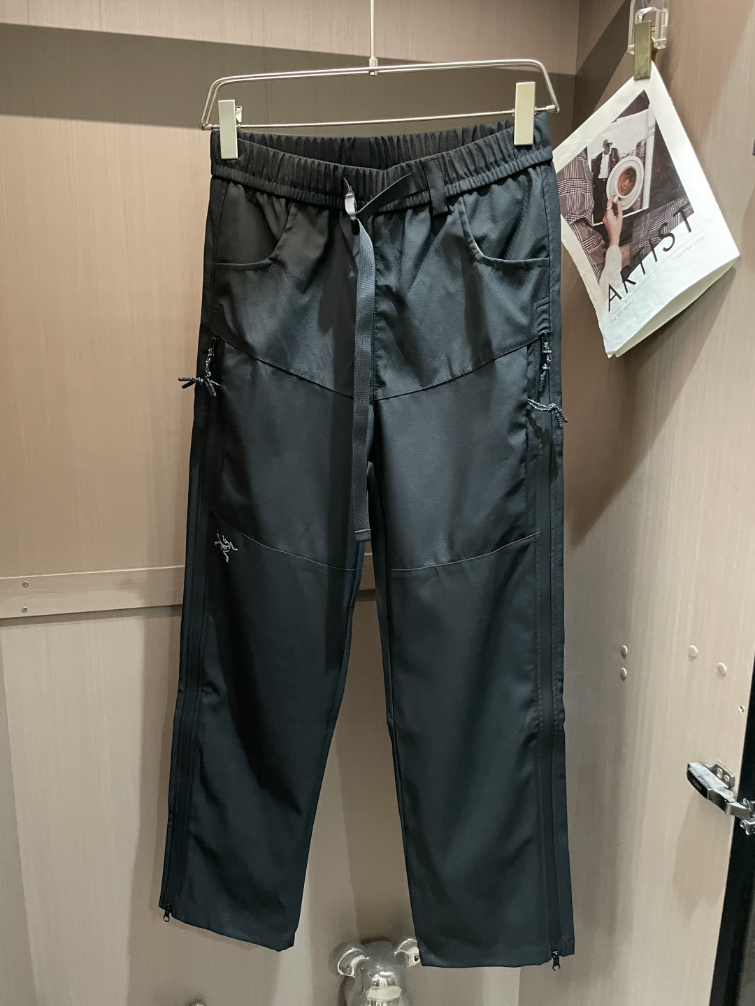 NO:527674,Archaeopteryx men's casual pants quick-drying fabric casual pants, the latest top-body style is invincible!  This pants are very versatile, elastic waist, and can be worn for daily work. They are a perfect combination of fashionable and casual and outdoor sports, so whether you wear them normally or outdoors, they are your best choice. Extreme comfort and quick sweating are the most popular key points, improving the comfort of wearing and suitable for aerobics and trail running conditions. This style is a jogging casual pants with an extremely wide range of applications, allowing you to naturally maintain a love for sports in summer, or you can wear them in casual life. Size m-2xl, arc'teryx, alexander wang19860909始祖鸟 男士休闲裤 速干面料休闲裤,最新款上身版型无敌正！ 绝对可以闭眼收的一款 此款裤子非常百搭,弹力腰围,日常上班 户外运动都可以穿着,是时尚休闲与户外运动的完美结合,所以无论您平时穿或者户外穿都是您的最佳选择. 极致舒适和快速排汗是备受青睐的重点,提升穿着舒适度,适合有氧运动和越野跑条件下穿着,此款是一件适用范围极其广泛的跑步休闲裤,让你在夏天自然可以保持对运动热爱,也可以在休闲生活中穿着 尺码 m-2xl,arc'teryx,alexander wang,Men's clothing