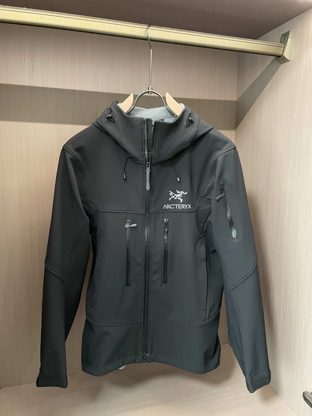 NO:527677,Big bird soft shell jacket, heavy new product 25FW jacket, jacket, made of sturdy and comfortable warp knitting technology, GORE-TEX fabric, imitation air, breathable and warm, multi-pocket design, fashionable and beautiful, same style as celebrity, S-2XL,, jackets & coats, alexander wang19860909大鸟软壳冲锋衣 重磅新品25FW 冲锋衣 外套 采用结实舒适经编科技GORE-TEX面料 仿风透气保暖 多口袋设计时尚又好看 明星同款 码数S-2XL,,jackets & coats,alexander wang,Men's clothing