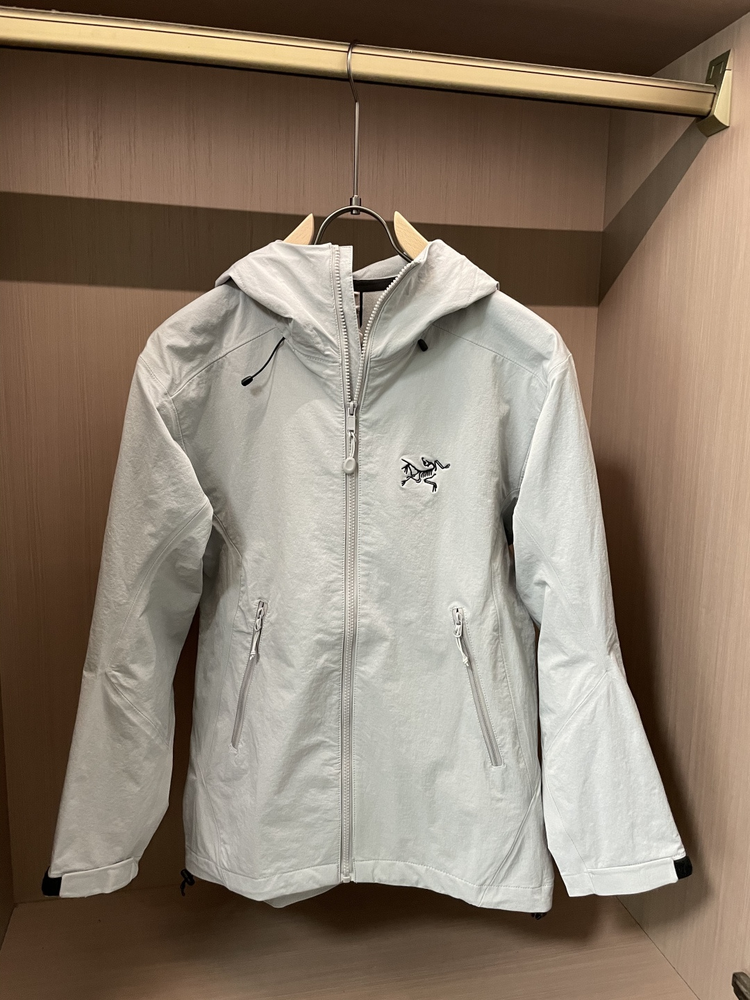 NO:527680,Big bird soft shell jacket, heavy new product 25FW jacket, jacket, made of sturdy and comfortable warp knitting technology, GORE-TEX fabric, imitation air, breathable and warm, fashionable and beautiful design, same style as celebrity, size M-3XL,, jackets & coats, alexander wang19860909大鸟软壳冲锋衣 重磅新品25FW 冲锋衣 外套 采用结实舒适经编科技GORE-TEX面料 仿风透气保暖 设计时尚又好看 明星同款 码数M-3XL,,jackets & coats,alexander wang,Men's clothing