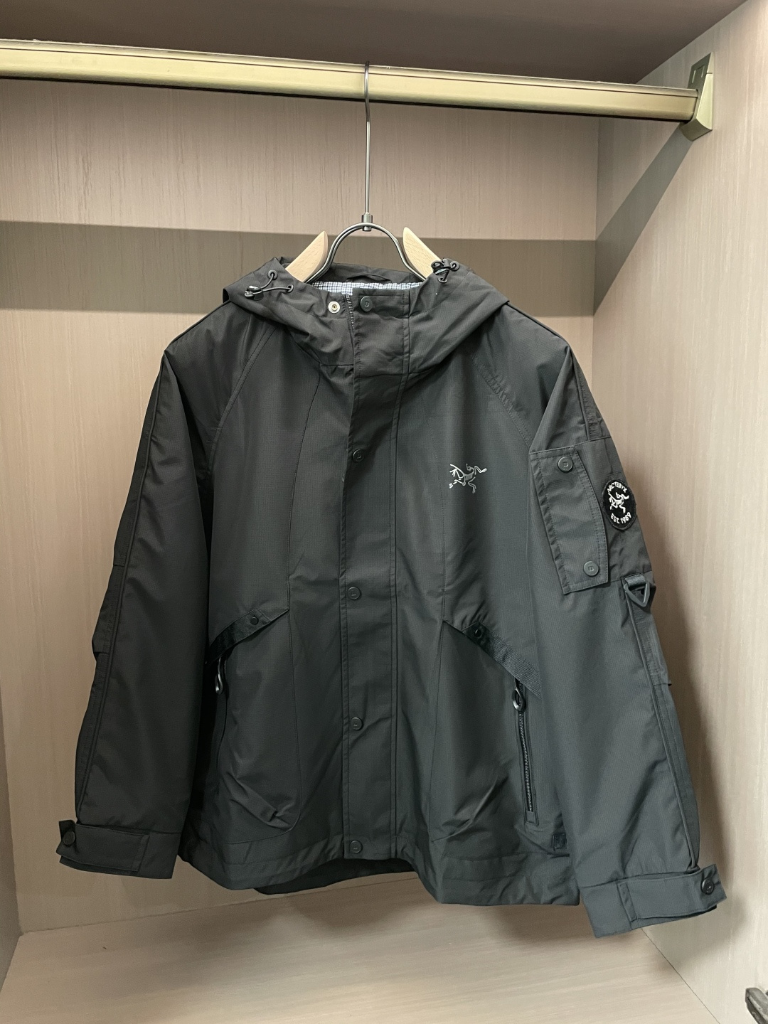 NO:527686,Big bird soft shell jacket, heavy-duty new product 25FW jacket, jacket, made of sturdy and comfortable warp knitting technology GORE-TEX fabric, imitation air breathable and warm, multi-pocket design is fashionable and beautiful, same style as celebrity, size M-3XL,, jackets & coats,alexander wang19860909大鸟软壳冲锋衣 重磅新品25FW 冲锋衣 外套 采用结实舒适经编科技GORE-TEX面料 仿风透气保暖 多口袋设计时尚又好看 明星同款 码数M-3XL,,jackets & coats,alexander wang,Men's clothing