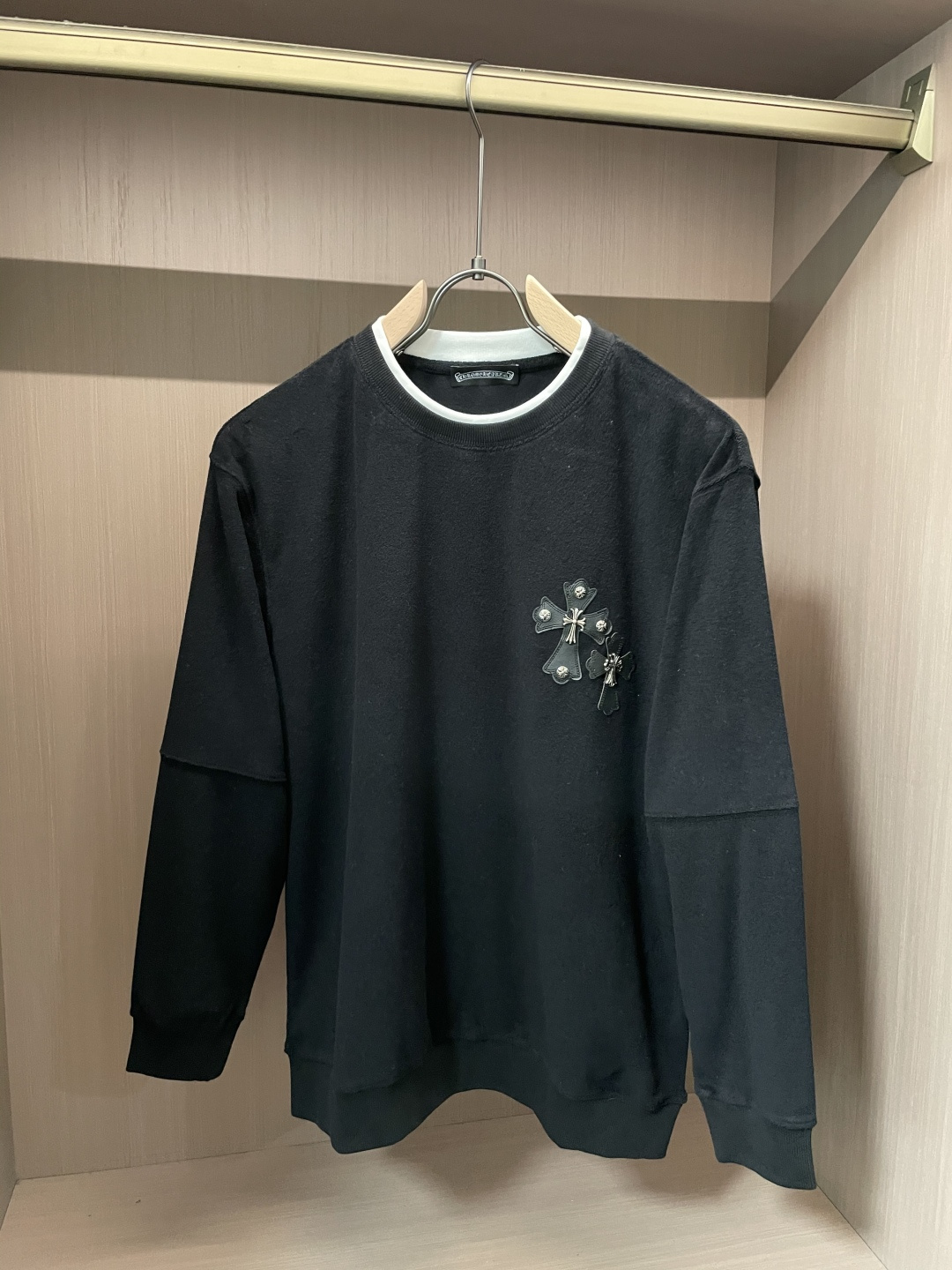 NO:527692,Croxin autumn and winter classic elements logo long-sleeved T-shirt, same style for men and women, official website and counter long-green style, can be called a versatile item, easy to grasp various outfits, low-key but not ostentatious. It interprets the early autumn style brand logo, a basic classic style long-sleeved T-shirt that is suitable for both inner or outer wear, uses 300 grams of heavy lancet modal cotton fabric with delicate skin-friendly, soft and smooth, moisture-absorbing and breathable, and is often called 'breathing fabric'. Size s-xxl,,chrome hearts,tees, t-shirt,alexander wang19860909克罗心 秋冬经典元素logo长袖T恤衫,男女同款 、官网、专柜长青款,堪称百搭单品,轻松拿捏各种穿搭,低调而不张扬.演绎早秋风格品牌标识,一款内搭或外穿皆合适的基础经典样式长袖T恤衫,采用300克重兰精莫代尔棉面料细腻亲肤、柔软顺滑、吸湿透气、常被叫做“会呼吸的面料” 尺码s-xxl,,chrome hearts,tees，t-shirt,alexander wang,Men's clothing