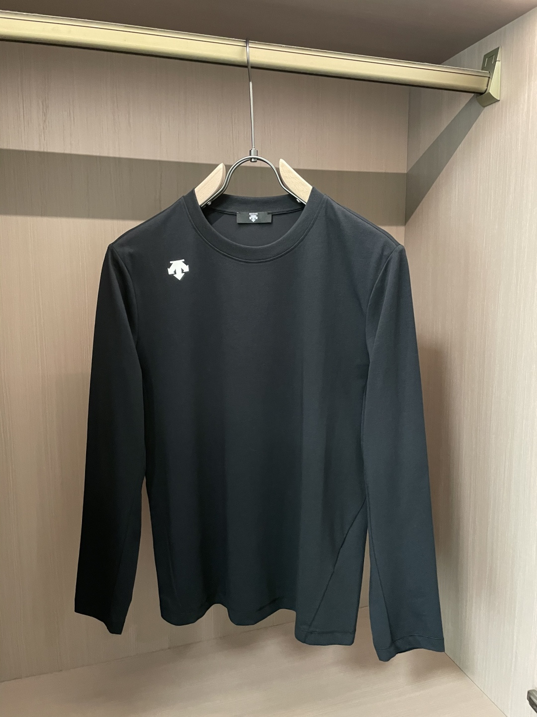 NO:527696,DiSante's new autumn and winter counter style, fashionable and casual base shirt, long-sleeved T-shirt, selected imported high-density expanded warm ginger Tenside velvet series expanded warm, glutinous new velvet cloud-wrapped winter, warm sequence woven soft imported custom knitted fabric, exquisite original logo, excellent comfort and breathability, excellent softness and wrinkle resistance and drooping, whether it is single or inner wear, it is very handsome, matching men's practical dressing habits, pursuing luxury, noble and elegant style, creating extraordinary men's taste, excellent visual effect, extremely high grade, simple and fashionable, a must-have choice for casual business!  5 yards M-3xL, tees, t-shirt, alexander wang19860909迪桑特 秋冬专柜新款 时尚休闲打底衫长袖T恤,精选进口高密度膨体暖姜天丝德绒系列膨体蓄暖,糯感新生绒云裹冬,暖序织柔 进口定制针织面面料,精致原版logo打造,舒适性与透气性兼优,柔软抗皱弹性和垂性极佳,无论是单穿或是内搭都是帅气十足,吻合了男性实用穿衣习惯,追求奢华高贵优雅风范,打造不凡男士品味,视觉效果非常赞,档次极高,简约时尚,休闲商务必备之选！ 5码数M-3xL,,tees，t-shirt,alexander wang,Men's clothing