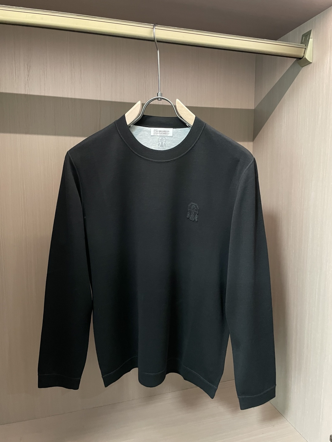 NO:528673,BC 25 autumn and winter new product - men's wool knitted round-neck pullover simple and old design, with a full temperament on the upper body, creating a fashionable and outstanding exquisite feeling!  The overall outer body is made of solid colors, and the upper body has no cumbersome feeling. The overall design feels really high-end. The brand's classic elements are interpreted in a new style. It is the perfect first choice for single wear or inner wear in spring, autumn and winter!  The conventional style cut has a very good matching performance. Whether it is business negotiation or home camping, it can be worn as an inner and outer wear. This wool sweater is carefully woven with imported 50 wool acrylic yarn. Australian Merino wool is a prettier product in wool. Its gloss and softness are not comparable to ordinary wool. The fiber fineness is only 1/10 of a hair, without the hard feeling of wool. The whole fabric is crisp and thin, with high softness and density, which allows the yarn to have a strong rebound. It will not deform for a long time and will have a soft and wrinkle-resistant, not easy to pill, tight and strong woven surface, and has a delicate texture. It is a sewing stitcher with more than 10 years of experience, and after 14 processes, one stitched with stitches. Both sides of the front and the other are sewn by wool, soft, delicate and elastic, and it does not pierce, pill, or shrink.  Size 48-58, alexander wang19860909BC 25秋冬季新品-男士羊毛针织圆领套头衫 简约老设计,上身就是气质满满,打造时髦出众的精致感！ 外衣身整体为纯色打造,上身毫无累赘感,整体设计感真的非常高级,将品牌经典元素以全新风格诠释,是春秋冬单穿或内搭的完美首选！常规的版型剪裁,其搭配性能超乎相当到位,不管是商务洽谈还是居家露营,都可作为内搭和外穿. 这款羊毛衫甄选进口50羊毛腈纶纱线精心织造,澳大利亚美丽诺羊毛,羊毛中的岌品,其光泽度和柔顺感非一般羊毛可以相比的,纤维细度只有一根头发丝的1/10,毫无羊毛的硬扎感.整个面料挺括轻薄,柔软细密度很高,让纱线拥有炒强的回弹,长久穿着不会变形拥有柔软抗皱、不易起球、紧密结实的织面,拥有细腻的肌理感.由10年以上工龄的缝纫师,经过14道工序,一针一线手工缝制而成.正反两面都是羊毛缝制的,柔软细腻富有弹性,还不扎人,不起球,不缩水. 尺码48-58,,alexander wang,Men's clothing