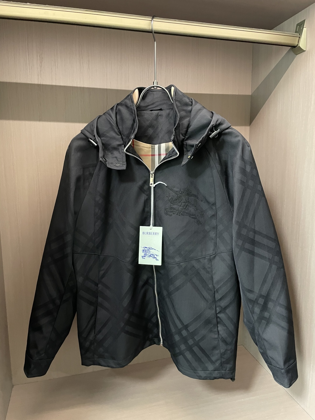 NO:528647,Bur 2025 autumn and winter casual jacket, the latest fashionable casual zipper jacket, fashionable jacket! Trading company channels are rare and it is released on the official website. The most anticipated high-quality products of men's gods are coming, making you feel what it means to be truly high and luxurious and has a connotation! This jacket is made of professionally customized light and thin technological fabrics. The surface is neat and smooth and shiny. The texture is obvious through the screen. The upper body is comfortable, light and not stuffy, giving you the most enjoyable wearing experience!  Perfectly enhance the overall sense of luxury and class, and you can get a high-end luxury atmosphere at a glance! Basic regular jacket style cut, versatile and simple upper body, not picky, easy to deal with various occasions and environments, is undoubtedly a must-have item for daily commuting! Size M~3XL, burberry, jackets & coats, jackets & coats, alexander wang19860909Bur 2025秋冬休闲夹克外套,最新时尚休闲拉链夹克,时尚夹克外套!贸易公司渠道稀出,同步官网发售,男神最为期待的精品狠货重磅来袭,让你感受到什么叫真正的高奢有内涵!此款夹克外套选用了专业定制的轻薄科技面料制成,表面整洁光滑且富有光泽,质感透过屏幕都显而易 见,上身舒适轻盈不闷热, 给你最为享受的穿着体验！完美提升了整体的奢华档次感,一眼就能Get到的高端奢华气息!基础常规的夹克版型裁剪,上身百搭简约不挑人,轻松应对各种场合与环境,属于日常通勤必备的臻品无疑!尺码M～3XL,,burberry,jackets & coats,jackets & coats,alexander wang,Men's clothing