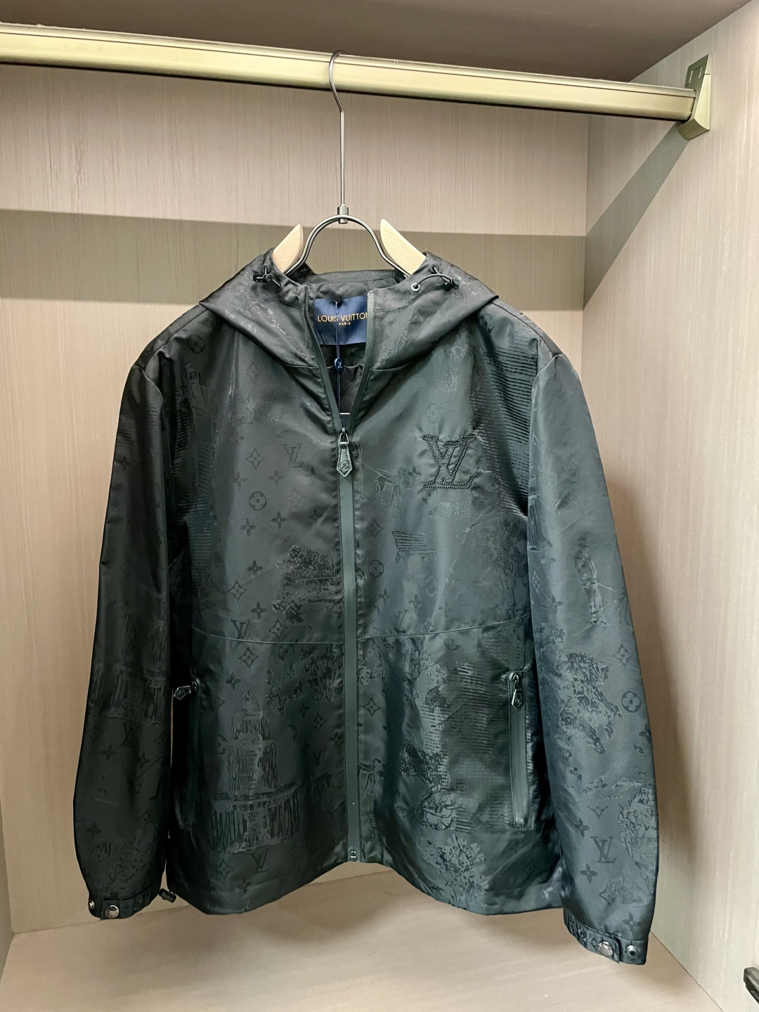 NO:528650,Lv 2025 autumn and winter casual jacket, the latest fashionable casual zipper jacket, fashionable jacket! Trading company channels are rare and it is released on the official website. The most anticipated high-quality products of men's gods are coming, making you feel what it means to be truly high and luxurious and has a connotation! This jacket is made of professionally customized light and thin technological fabrics. The surface is neat and smooth and shiny. The texture is obvious through the screen. The upper body is comfortable, light and not stuffy, giving you the most enjoyable wearing experience!  Perfectly enhance the overall sense of luxury and class, and you can get a high-end luxury atmosphere at a glance! Basic regular jacket style cut, versatile and simple upper body, not picky, easy to deal with various occasions and environments, is undoubtedly a must-have item for daily commuting! Size M~3XL,, louis vuitton, jackets & coats, jackets & coats, alexander wang19860909Lv 2025秋冬休闲夹克外套,最新时尚休闲拉链夹克,时尚夹克外套!贸易公司渠道稀出,同步官网发售,男神最为期待的精品狠货重磅来袭,让你感受到什么叫真正的高奢有内涵!此款夹克外套选用了专业定制的轻薄科技面料制成,表面整洁光滑且富有光泽,质感透过屏幕都显而易 见,上身舒适轻盈不闷热, 给你最为享受的穿着体验！完美提升了整体的奢华档次感,一眼就能Get到的高端奢华气息!基础常规的夹克版型裁剪,上身百搭简约不挑人,轻松应对各种场合与环境,属于日常通勤必备的臻品无疑!尺码M～3XL,,louis vuitton,jackets & coats,jackets & coats,alexander wang,Men's clothing