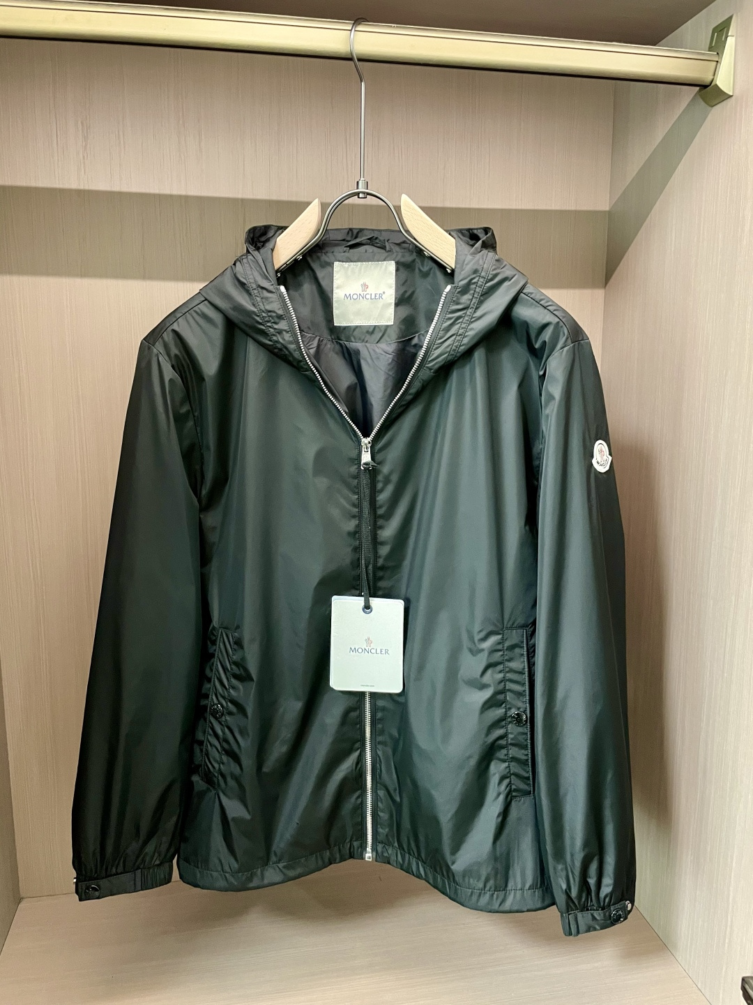 NO:528653,The 2025 autumn and winter casual jacket, the latest fashionable casual zipper jacket, fashionable jacket! Trading company channels are rare and it is released on the official website. The most anticipated high-quality products of the male god are coming, making you feel what it means to be truly high and luxurious! This jacket is made of professionally customized light and thin technological fabrics. The surface is neat and smooth and shiny. The texture is obvious through the screen. The upper body is comfortable, light and not stuffy, giving you the most enjoyable wearing experience!  Perfectly enhance the overall sense of luxury and class, and you can get a high-end luxury atmosphere at a glance! Basic regular jacket style cut, versatile and simple upper body, not picky, easy to deal with various occasions and environments, is undoubtedly a must-have item for daily commuting! Size M~3XL, Moncler, jackets & coats, jackets & coats, alexander wang19860909蒙口 2025秋冬休闲夹克外套,最新时尚休闲拉链夹克,时尚夹克外套!贸易公司渠道稀出,同步官网发售,男神最为期待的精品狠货重磅来袭,让你感受到什么叫真正的高奢有内涵!此款夹克外套选用了专业定制的轻薄科技面料制成,表面整洁光滑且富有光泽,质感透过屏幕都显而易 见,上身舒适轻盈不闷热, 给你最为享受的穿着体验！完美提升了整体的奢华档次感,一眼就能Get到的高端奢华气息!基础常规的夹克版型裁剪,上身百搭简约不挑人,轻松应对各种场合与环境,属于日常通勤必备的臻品无疑!尺码M～3XL,,Moncler,jackets & coats,jackets & coats,alexander wang,Men's clothing