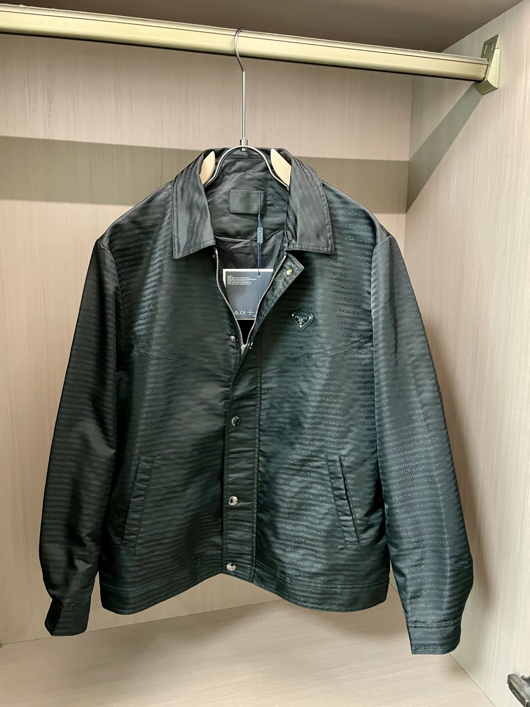 NO:528656,Prad 2025 autumn and winter casual jacket, the latest fashionable casual zipper jacket, fashionable jacket! Trading company channels are rare and it is released on the official website. The most anticipated high-quality products of men's gods are coming, making you feel what it means to be truly high and luxurious and has a connotation! This jacket is made of professionally customized light and thin technological fabrics. The surface is neat and smooth and shiny. The texture is obvious through the screen. The upper body is comfortable, light and not stuffy, giving you the most enjoyable wearing experience!  Perfectly enhance the overall sense of luxury and class, and you can get a high-end luxury atmosphere at a glance! Basic regular jacket style cut, versatile and simple upper body, not picky, easy to deal with various occasions and environments, is undoubtedly a must-have item for daily commuting! Size M~3XL, prada, jackets & coats, jackets & coats, alexander wang19860909Prad 2025秋冬休闲夹克外套,最新时尚休闲拉链夹克,时尚夹克外套!贸易公司渠道稀出,同步官网发售,男神最为期待的精品狠货重磅来袭,让你感受到什么叫真正的高奢有内涵!此款夹克外套选用了专业定制的轻薄科技面料制成,表面整洁光滑且富有光泽,质感透过屏幕都显而易 见,上身舒适轻盈不闷热, 给你最为享受的穿着体验！完美提升了整体的奢华档次感,一眼就能Get到的高端奢华气息!基础常规的夹克版型裁剪,上身百搭简约不挑人,轻松应对各种场合与环境,属于日常通勤必备的臻品无疑!尺码M～3XL,,prada,jackets & coats,jackets & coats,alexander wang,Men's clothing