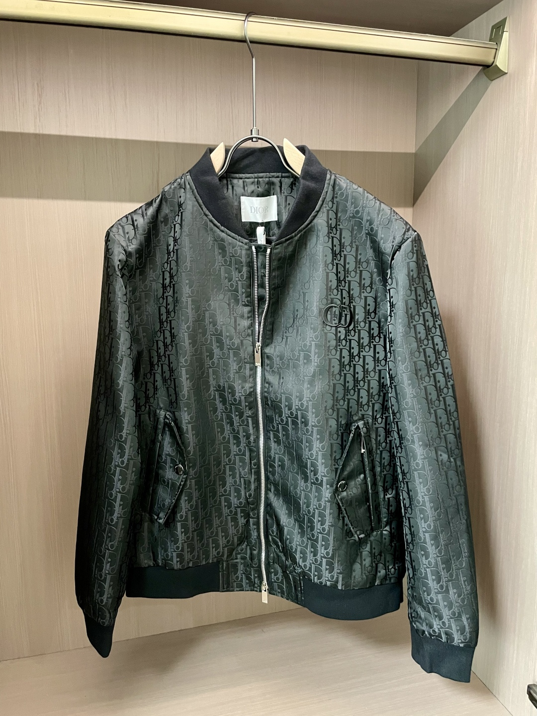 NO:528659,Dior 2025 autumn and winter casual jacket, the latest fashionable casual zipper jacket, fashionable jacket! Trading company channels are rare and it is released on the official website. The most anticipated high-quality products of men's gods are coming, making you feel what it means to be truly high and luxurious! This jacket is made of professionally customized light and thin technological fabrics. The surface is neat and smooth and shiny. The texture is obvious through the screen. The upper body is comfortable, light and not stuffy, giving you the most enjoyable wearing experience!  Perfectly enhance the overall sense of luxury and class, and you can get a high-end luxury atmosphere at a glance! Basic regular jacket style cut, versatile and simple upper body, not picky, easy to deal with various occasions and environments, is undoubtedly a must-have item for daily commuting! Size M~3XL,,dior, jackets & coats, jackets & coats, alexander wang19860909Dior 2025秋冬休闲夹克外套,最新时尚休闲拉链夹克,时尚夹克外套!贸易公司渠道稀出,同步官网发售,男神最为期待的精品狠货重磅来袭,让你感受到什么叫真正的高奢有内涵!此款夹克外套选用了专业定制的轻薄科技面料制成,表面整洁光滑且富有光泽,质感透过屏幕都显而易 见,上身舒适轻盈不闷热, 给你最为享受的穿着体验！完美提升了整体的奢华档次感,一眼就能Get到的高端奢华气息!基础常规的夹克版型裁剪,上身百搭简约不挑人,轻松应对各种场合与环境,属于日常通勤必备的臻品无疑!尺码M～3XL,,dior,jackets & coats,jackets & coats,alexander wang,Men's clothing