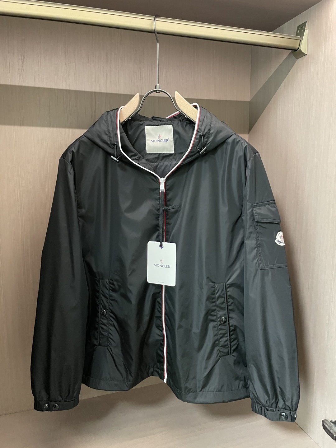 NO:528662,The 2025 autumn and winter casual jacket, the latest fashionable casual zipper jacket, fashionable jacket! Trading company channels are rare and it is released on the official website. The most anticipated high-quality products of the male god are coming, making you feel what it means to be truly high and luxurious! This jacket is made of professionally customized light and thin technological fabrics. The surface is neat and smooth and shiny. The texture is obvious through the screen. The upper body is comfortable, light and not stuffy, giving you the most enjoyable wearing experience!  Perfectly enhance the overall sense of luxury and class, and you can get a high-end luxury atmosphere at a glance! Basic regular jacket style cut, versatile and simple upper body, not picky, easy to deal with various occasions and environments, is undoubtedly a must-have item for daily commuting! Size M~3XL, Moncler, jackets & coats, jackets & coats, alexander wang19860909蒙口 2025秋冬休闲夹克外套,最新时尚休闲拉链夹克,时尚夹克外套!贸易公司渠道稀出,同步官网发售,男神最为期待的精品狠货重磅来袭,让你感受到什么叫真正的高奢有内涵!此款夹克外套选用了专业定制的轻薄科技面料制成,表面整洁光滑且富有光泽,质感透过屏幕都显而易 见,上身舒适轻盈不闷热, 给你最为享受的穿着体验！完美提升了整体的奢华档次感,一眼就能Get到的高端奢华气息!基础常规的夹克版型裁剪,上身百搭简约不挑人,轻松应对各种场合与环境,属于日常通勤必备的臻品无疑!尺码M～3XL,,Moncler,jackets & coats,jackets & coats,alexander wang,Men's clothing