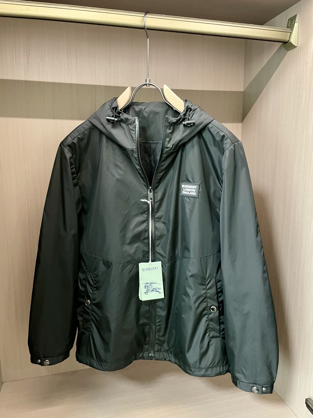 NO:528665,Bur 2025 autumn and winter casual jacket, the latest fashionable casual zipper jacket, fashionable jacket! Trading company channels are rare and it is released on the official website. The most anticipated high-quality products of men's gods are coming, making you feel what it means to be truly high and luxurious and has a connotation! This jacket is made of professionally customized light and thin technological fabrics. The surface is neat and smooth and shiny. The texture is obvious through the screen. The upper body is comfortable, light and not stuffy, giving you the most enjoyable wearing experience!  Perfectly enhance the overall sense of luxury and class, and you can get a high-end luxury atmosphere at a glance! Basic regular jacket style cut, versatile and simple upper body, not picky, easy to deal with various occasions and environments, is undoubtedly a must-have item for daily commuting! Size M~3XL, burberry, jackets & coats, jackets & coats, alexander wang19860909Bur 2025秋冬休闲夹克外套,最新时尚休闲拉链夹克,时尚夹克外套!贸易公司渠道稀出,同步官网发售,男神最为期待的精品狠货重磅来袭,让你感受到什么叫真正的高奢有内涵!此款夹克外套选用了专业定制的轻薄科技面料制成,表面整洁光滑且富有光泽,质感透过屏幕都显而易 见,上身舒适轻盈不闷热, 给你最为享受的穿着体验！完美提升了整体的奢华档次感,一眼就能Get到的高端奢华气息!基础常规的夹克版型裁剪,上身百搭简约不挑人,轻松应对各种场合与环境,属于日常通勤必备的臻品无疑!尺码M～3XL,,burberry,jackets & coats,jackets & coats,alexander wang,Men's clothing