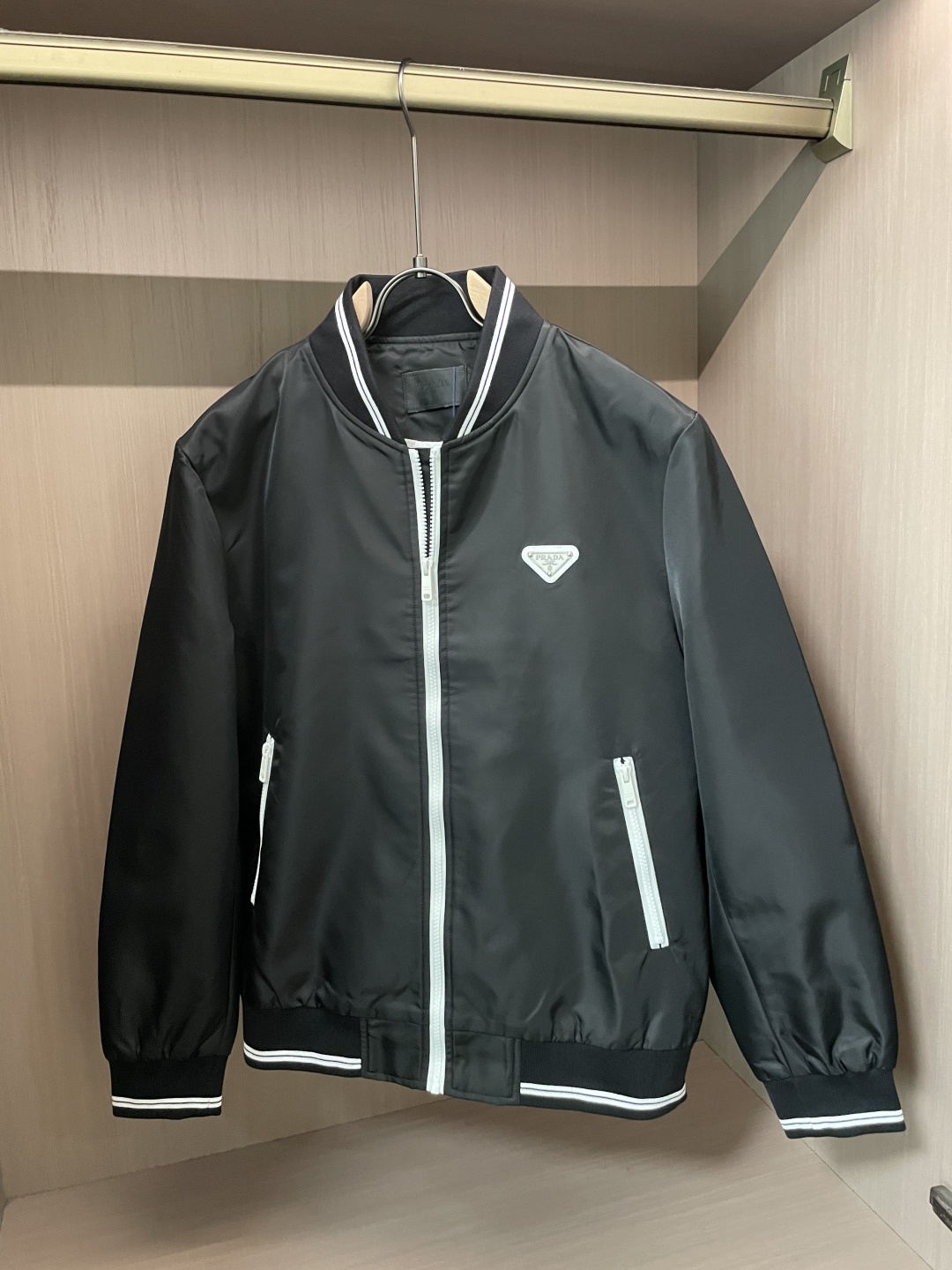 NO:528668,Prad 2025 autumn and winter casual jacket, the latest fashionable casual zipper jacket, fashionable jacket! Trading company channels are rare and it is released on the official website. The most anticipated high-quality products of men's gods are coming, making you feel what it means to be truly high and luxurious and has a connotation! This jacket is made of professionally customized light and thin technological fabrics. The surface is neat and smooth and shiny. The texture is obvious through the screen. The upper body is comfortable, light and not stuffy, giving you the most enjoyable wearing experience!  Perfectly enhance the overall sense of luxury and class, and you can get a high-end luxury atmosphere at a glance! Basic regular jacket style cut, versatile and simple upper body, not picky, easy to deal with various occasions and environments, is undoubtedly a must-have item for daily commuting! Size M~3XL, prada, jackets & coats, jackets & coats, alexander wang19860909Prad 2025秋冬休闲夹克外套,最新时尚休闲拉链夹克,时尚夹克外套!贸易公司渠道稀出,同步官网发售,男神最为期待的精品狠货重磅来袭,让你感受到什么叫真正的高奢有内涵!此款夹克外套选用了专业定制的轻薄科技面料制成,表面整洁光滑且富有光泽,质感透过屏幕都显而易 见,上身舒适轻盈不闷热, 给你最为享受的穿着体验！完美提升了整体的奢华档次感,一眼就能Get到的高端奢华气息!基础常规的夹克版型裁剪,上身百搭简约不挑人,轻松应对各种场合与环境,属于日常通勤必备的臻品无疑!尺码M～3XL,,prada,jackets & coats,jackets & coats,alexander wang,Men's clothing