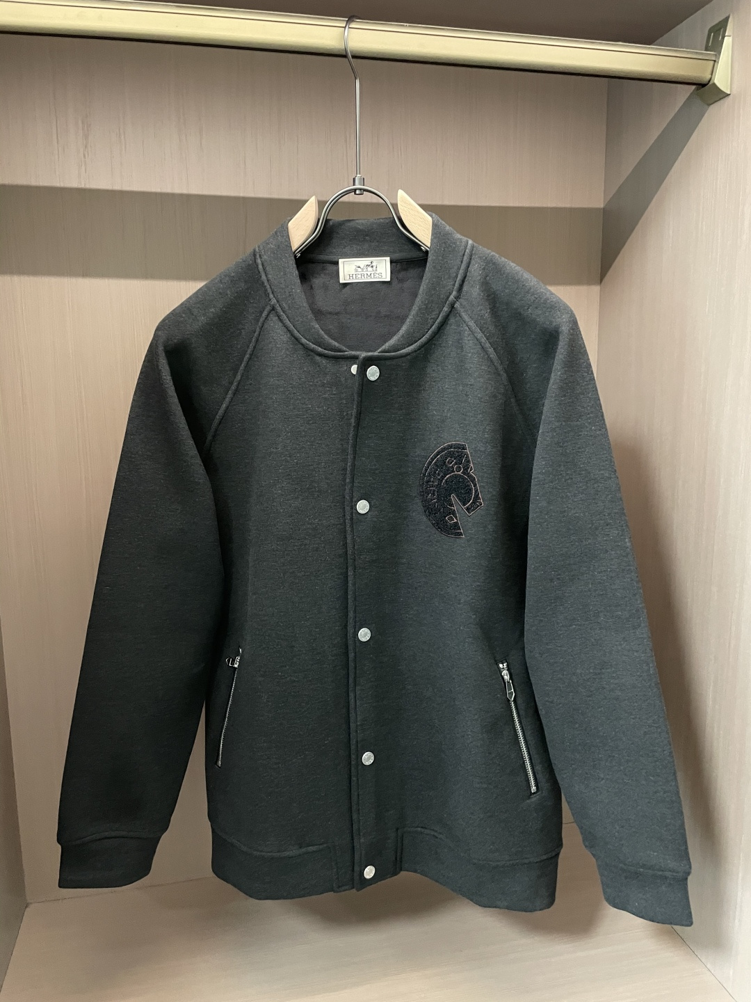 NO:528671,H Home 2025 autumn and winter new round neck jacket, the same style on the official website!  It uses imported high-count wool blend fabric, with a straight and stylish embroidery pattern, which increases the three-dimensional sense of the clothes and gives the clothes a delicate and luxurious style!  Only good craftsmanship and good fabrics can make you feel good. Color black gray. Number of codes M-3XL,,jackets & coats,alexander wang19860909H家·2025秋冬新款圆领外套 官网同款！ 采用进口高支数羊毛混纺面料,立挺有型 重工艺刺绣图案,增加衣服立体感,赋予衣服精致华贵的格调！好工艺好面料才能穿出好品味 颜色黑色 灰色 码数M-3XL,,jackets & coats,alexander wang,Men's clothing