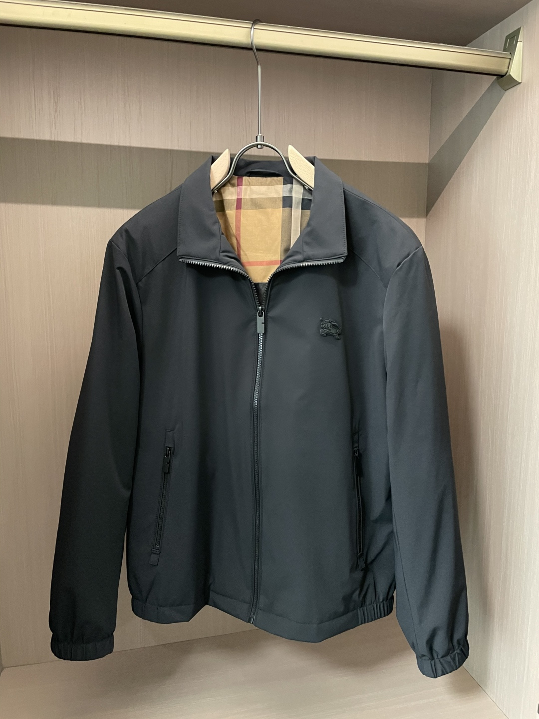 NO:528654,Bur 2025 autumn and winter models, original version purchased, 1:1 created, and the workmanship style is great!  Essential models for high-end wardrobe size m-xxxl, burberry, alexander wang19860909Bur 2025秋冬款,原版购入,1:1打造 做工版型都很赞！高端人士衣橱必备款 尺码m-xxxl,,burberry,alexander wang,Men's clothing