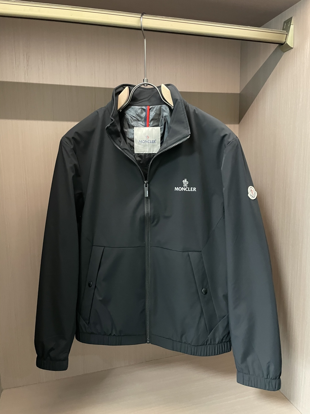 NO:528657,The 2025 autumn and winter style is purchased from the original version, 1:1 to create, and the workmanship style is great!  Must-have for high-end wardrobe size m-xxxl, Moncler, alexander wang19860909蒙口 2025秋冬款,原版购入,1:1打造 做工版型都很赞！高端人士衣橱必备款 尺码m-xxxl,,Moncler,alexander wang,Men's clothing