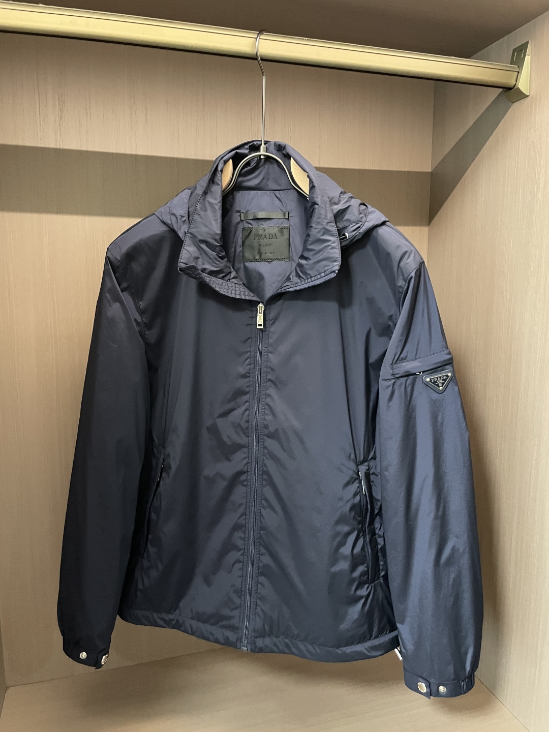 NO:528660,Prad 2025 autumn and winter models, original version purchased, 1:1 created, and the workmanship style is great!  Essential models for high-end wardrobe size m-xxxl, prada, alexander wang19860909Prad 2025秋冬款,原版购入,1:1打造 做工版型都很赞！高端人士衣橱必备款 尺码m-xxxl,,prada,alexander wang,Men's clothing