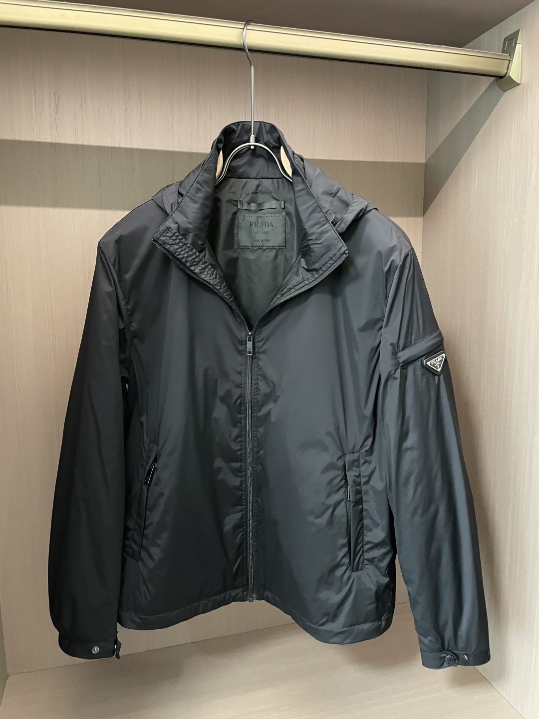 NO:528663,PRAD 2025 autumn and winter models, original version purchased, 1:1 created, and the workmanship style is great!  Essential models for high-end wardrobe size m-xxxl, prada, alexander wang19860909PRAD 2025秋冬款,原版购入,1:1打造 做工版型都很赞！高端人士衣橱必备款 尺码m-xxxl,,prada,alexander wang,Men's clothing
