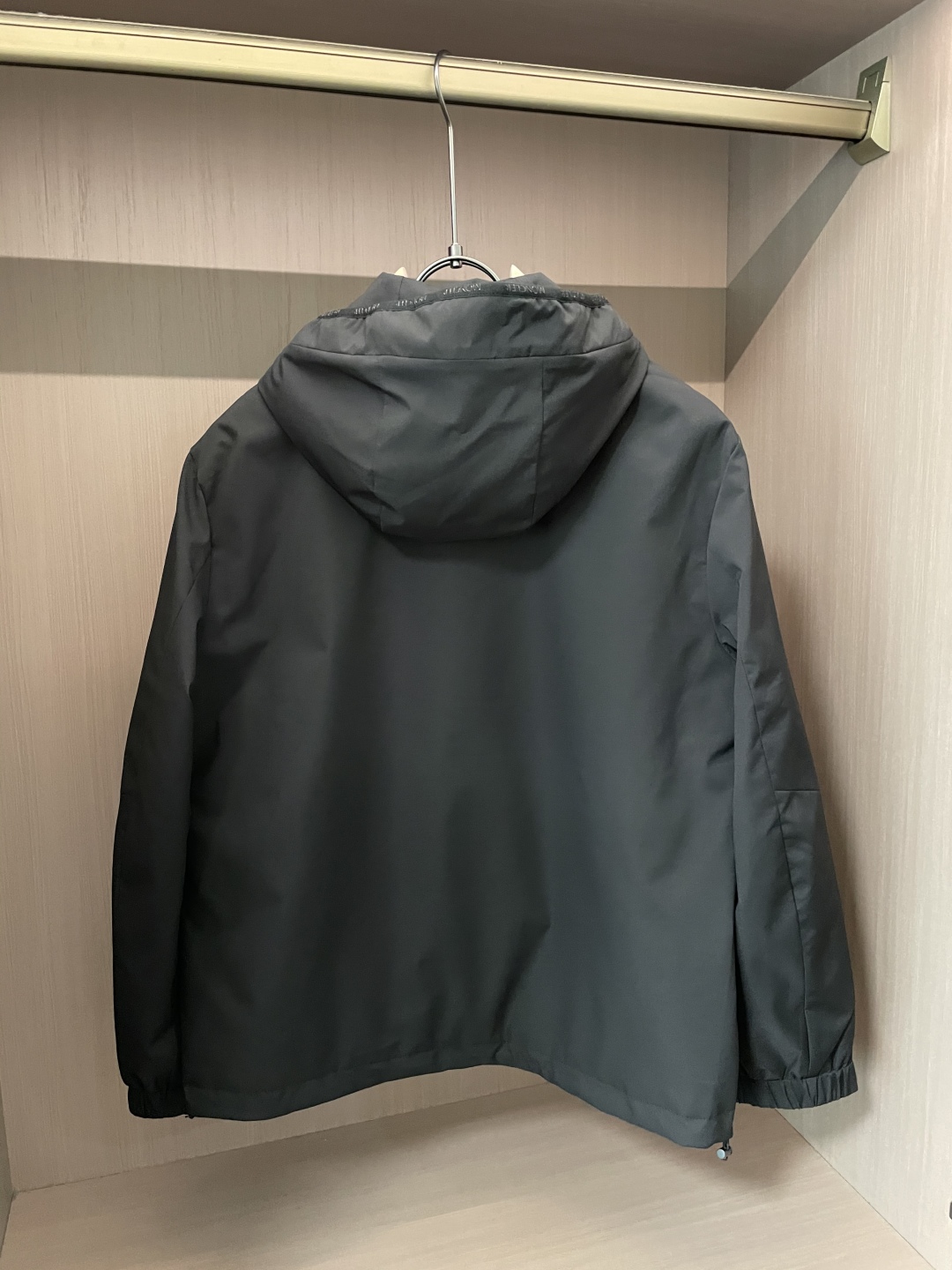 Moncler Classic Padded Down Jacket: Warm, Stylish, and Essential 5 cmp i1758253159669 1995 0 3
