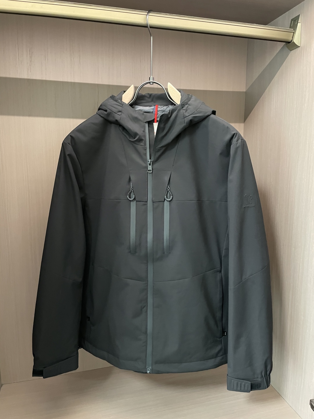 Moncler Classic Padded Down Jacket: Warm, Stylish, and Essential 2 cmp i1758253159679 8386 0 0