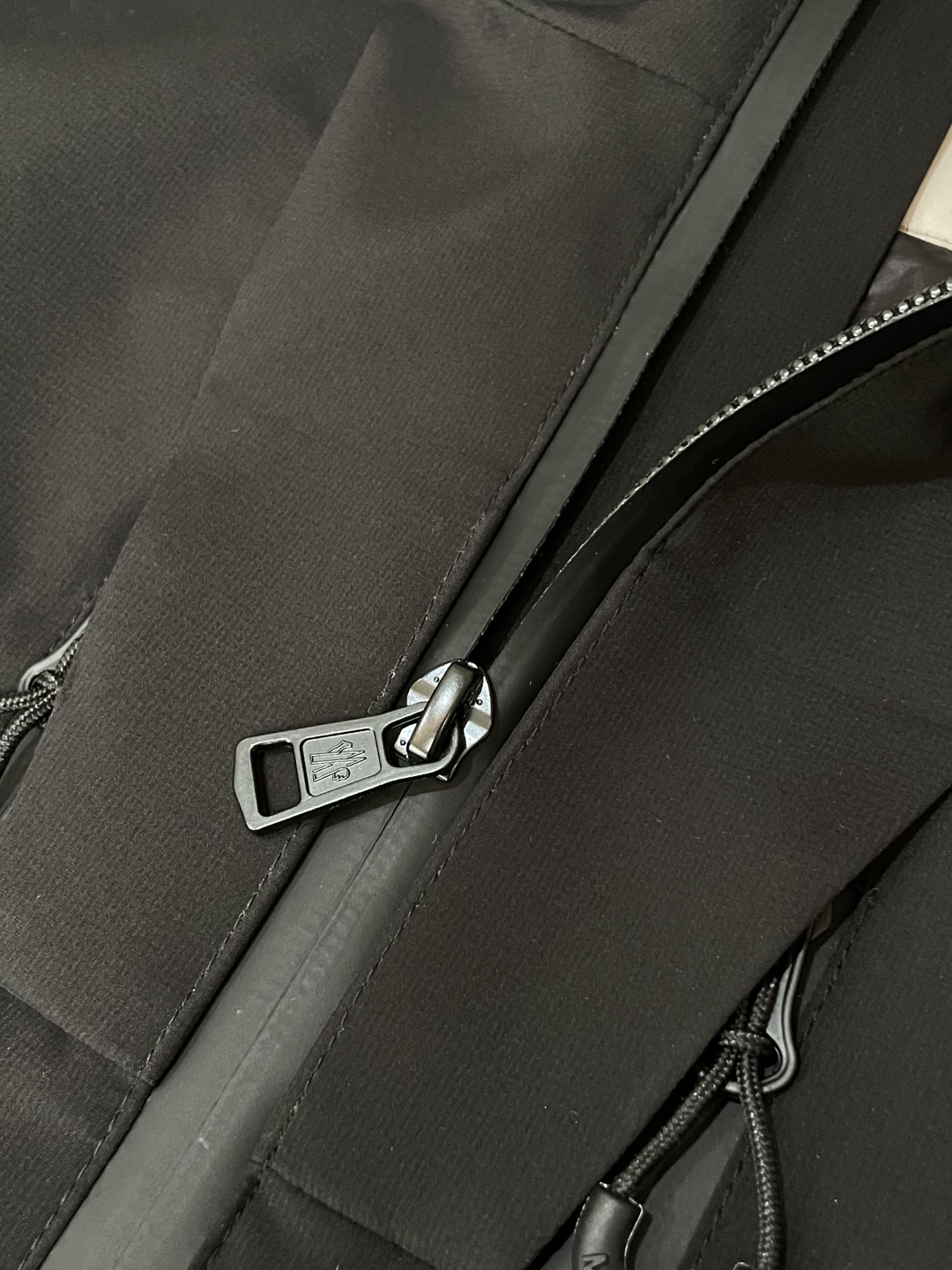 Moncler Classic Padded Down Jacket: Warm, Stylish, and Essential 6 cmp i1758253159717 3647 0 4