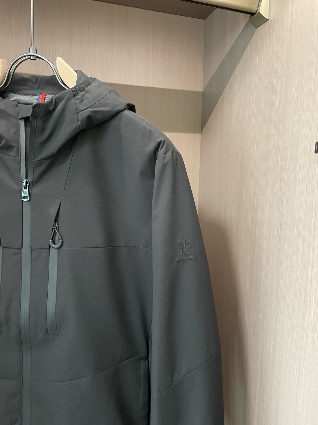 Moncler Classic Padded Down Jacket: Warm, Stylish, and Essential 4 cmp i1758253166387 5231 0 2