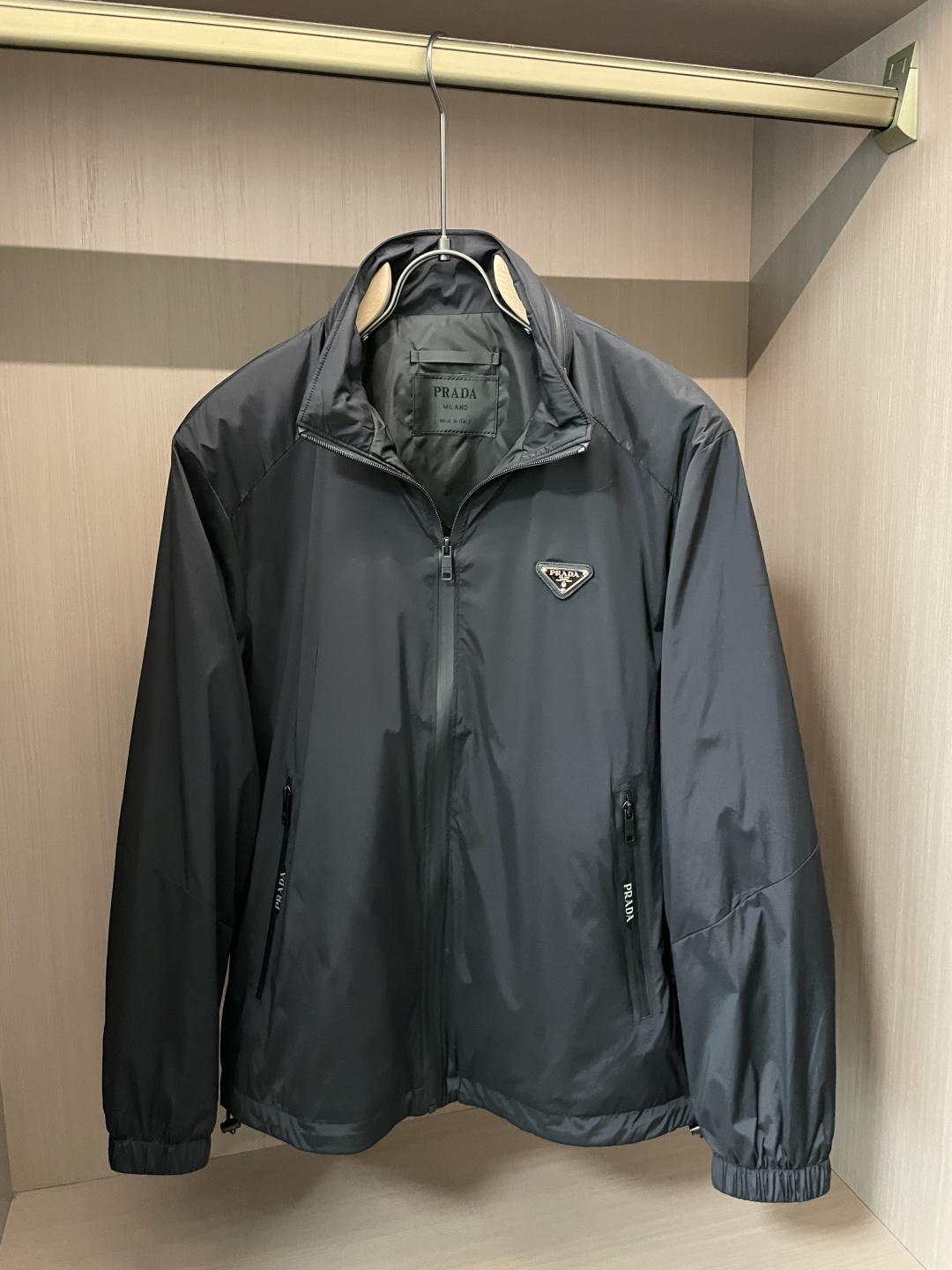 NO:528669,Prad 2025 autumn and winter models, original version purchased, 1:1 created, and the workmanship style is great!  Essential models for high-end wardrobe size m-xxxl, prada, alexander wang19860909Prad 2025秋冬款,原版购入,1:1打造 做工版型都很赞！高端人士衣橱必备款 尺码m-xxxl,,prada,alexander wang,Men's clothing