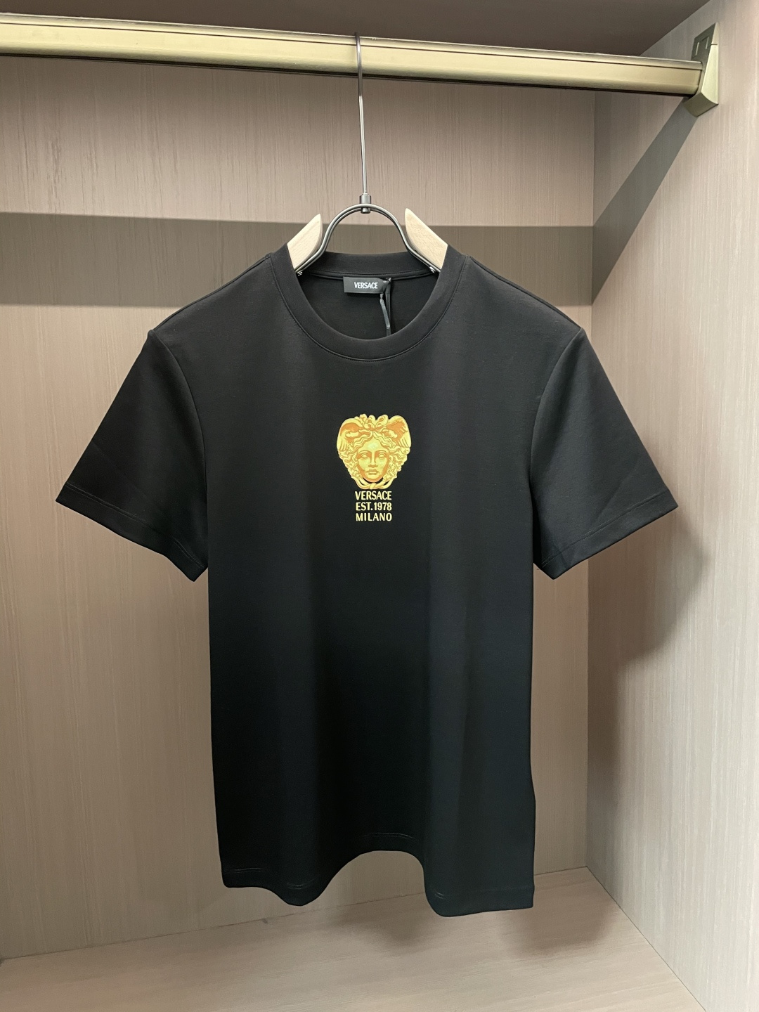 NO:528672,Versace 2025 early autumn new thick HALL OF STATUES MEDUSA T-shirt; custom made 260 grams high-density water soft cotton fabric, a single item that truly achieves great comfort and warmth, Medusa printing technology on the chest, simple and fashionable design style!  Creating as golden as ever!  A must-have artifact in autumn and winter!  Size m-xxxl, versace,tees,t-shirt,alexander wang19860909范思哲 2025早秋新品厚款HALL OF STATUES MEDUSA T恤；定制260克高密水柔棉面料,一款真正做到舒适度与保暖性非常强的单品,胸前Medusa印花工艺,简约时尚的设计风格！一如既往的金色光芒打造！秋冬必备神器！ 尺码m-xxxl,,versace,tees，t-shirt,alexander wang,Men's clothing