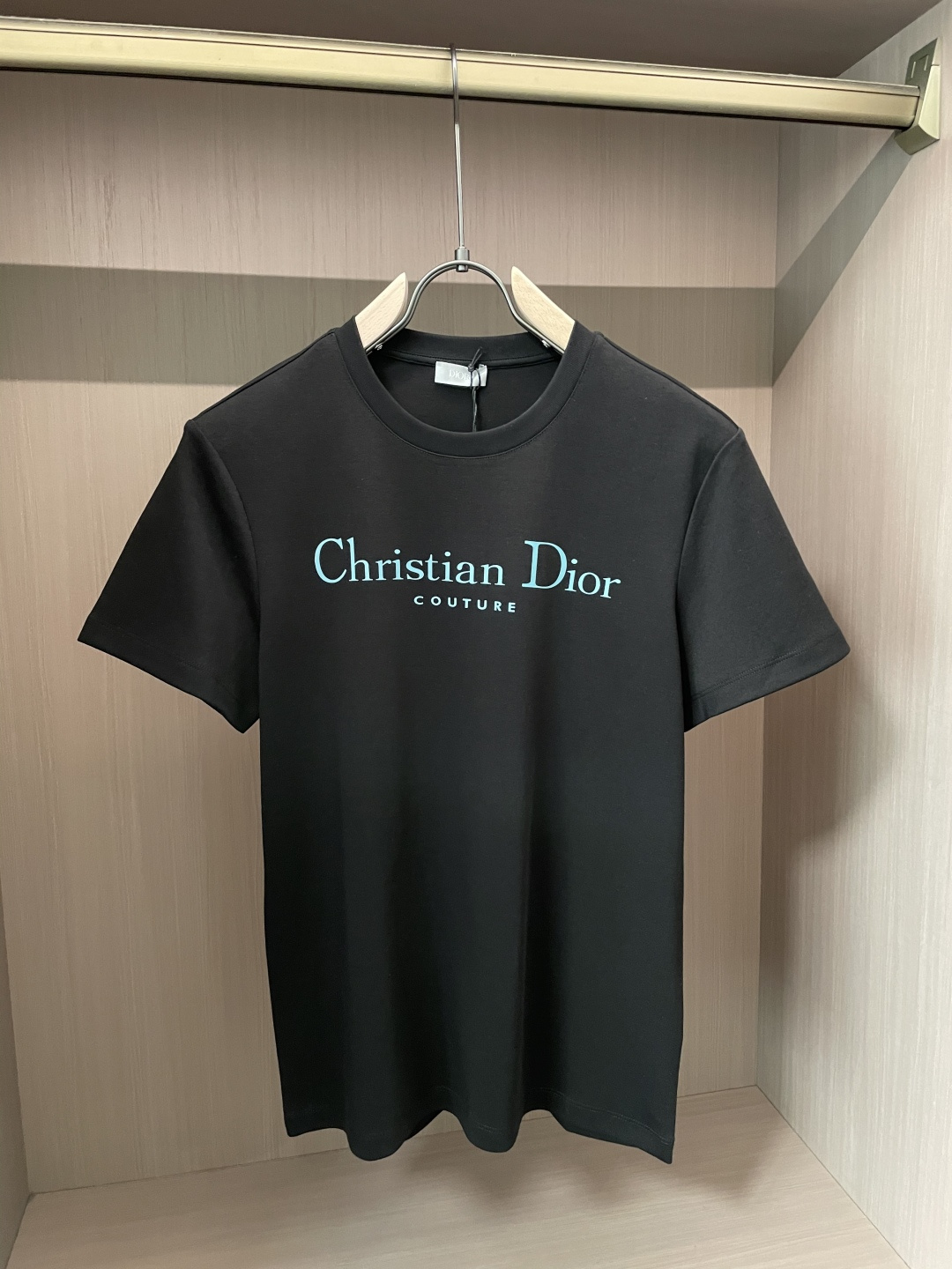 NO:528675,D'Ao 2025 early autumn new classic letter printing thick short-sleeved T-shirt; custom made 260 grams high-density water soft cotton fabric, comfortable, soft and warm, classic letter printing patterns on the chest, very representative works have always been able to inherit the classics. The seemingly simple printing process can interpret a unique aesthetic style. The classic series and can be worn all year round, and it will never go out of date!  Three standards are all, there are not many good products. Size m-xxxl, T-shirt,tees, t-shirt,alexander wang19860909D奥2025早秋新品经典字母印花厚款短袖T恤；定制260克高密水柔棉面料,舒适柔软保暖性强,胸前经典字母印花图案,非常具有代表性的作品是一直能够传承经典的,看似简单的印花工艺却能诠释出独特的审美风格,经典系列并且可以常年穿搭,永远不过时！三标齐,好货不多 尺码m-xxxl,,T-shirt,tees，t-shirt,alexander wang,Men's clothing