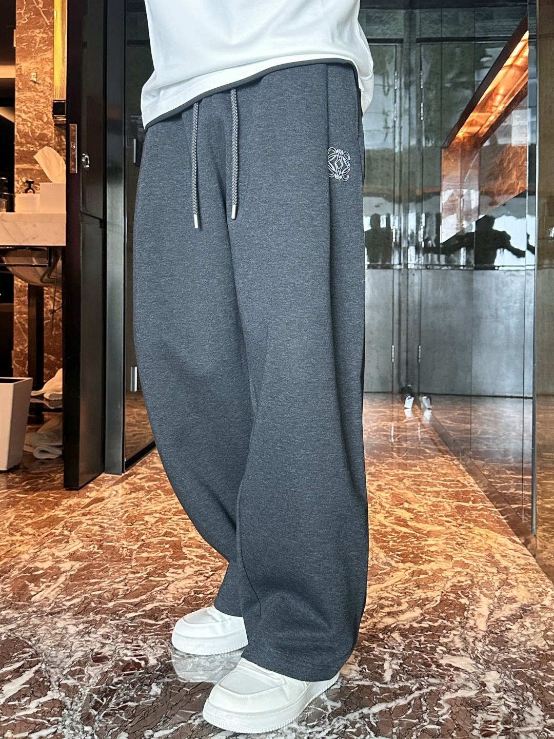 NO:528679,Loewe's latest casual pants in 2025 autumn and winter, a must-have for trendy people. The style is excellent and can repair various leg shapes well, which is very personal!  Soft and sweat-relieving, extremely comfortable. Customized elastic rubber at the waist of the trouser legs and original auxiliary materials. The upper body is sports and casual, and it is necessary to go out for leisure and travel. Size 29-36,,loewe,alexander wang19860909Loewe 2025秋冬最新休闲裤 潮人必备 版型超赞,能很好的修复各种腿型,非常个性！柔软排汗,舒适度极高.裤腿腰部订制松紧橡筋、原版辅料细节.上身运动休闲时尚,出街休闲、外出旅游必备. 尺码29-36,,loewe,alexander wang,Men's clothing