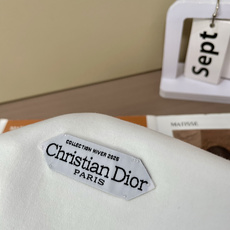 这款 T 恤是二零二五冬季男装系列新品,饰以灵感源自 Dior 高订精神的 Christian Dior 这款 T 恤是二零二五冬季男装系列新品,饰以灵感源自 Dior 高订精神的 Christian Dior