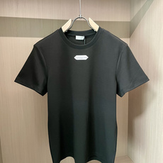 这款 T 恤是二零二五冬季男装系列新品,饰以灵感源自 Dior 高订精神的 Christian Dior 这款 T 恤是二零二五冬季男装系列新品,饰以灵感源自 Dior 高订精神的 Christian Dior